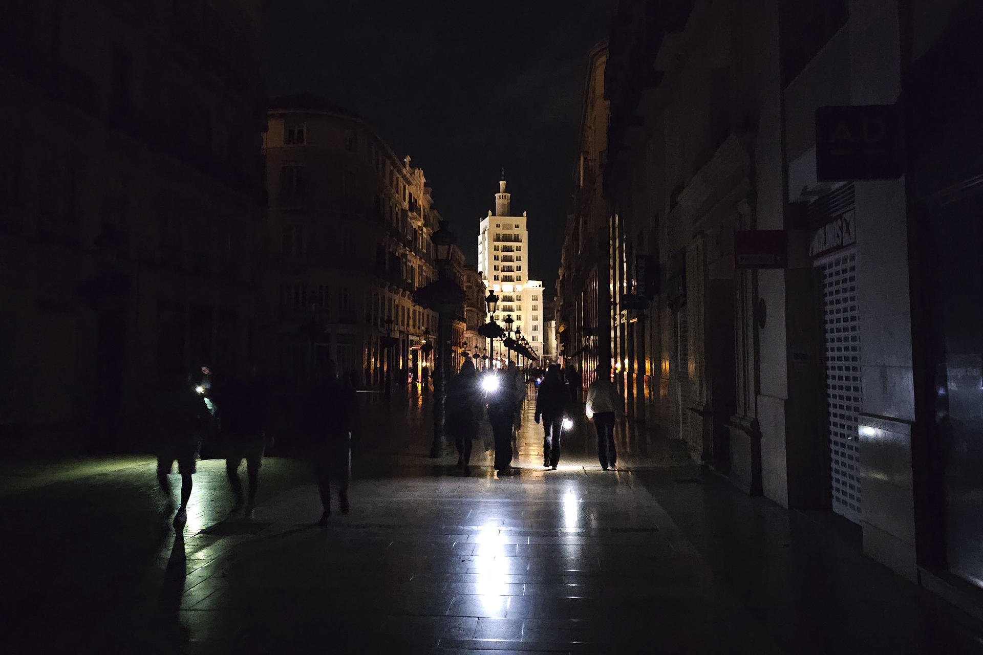 Vista de la céntrica calle Larios de Málaga, una de las más reconocidas de España, a oscuras durante la noche del lunes durante el apagón eléctrico. EFE/ Enrique Bermúdez