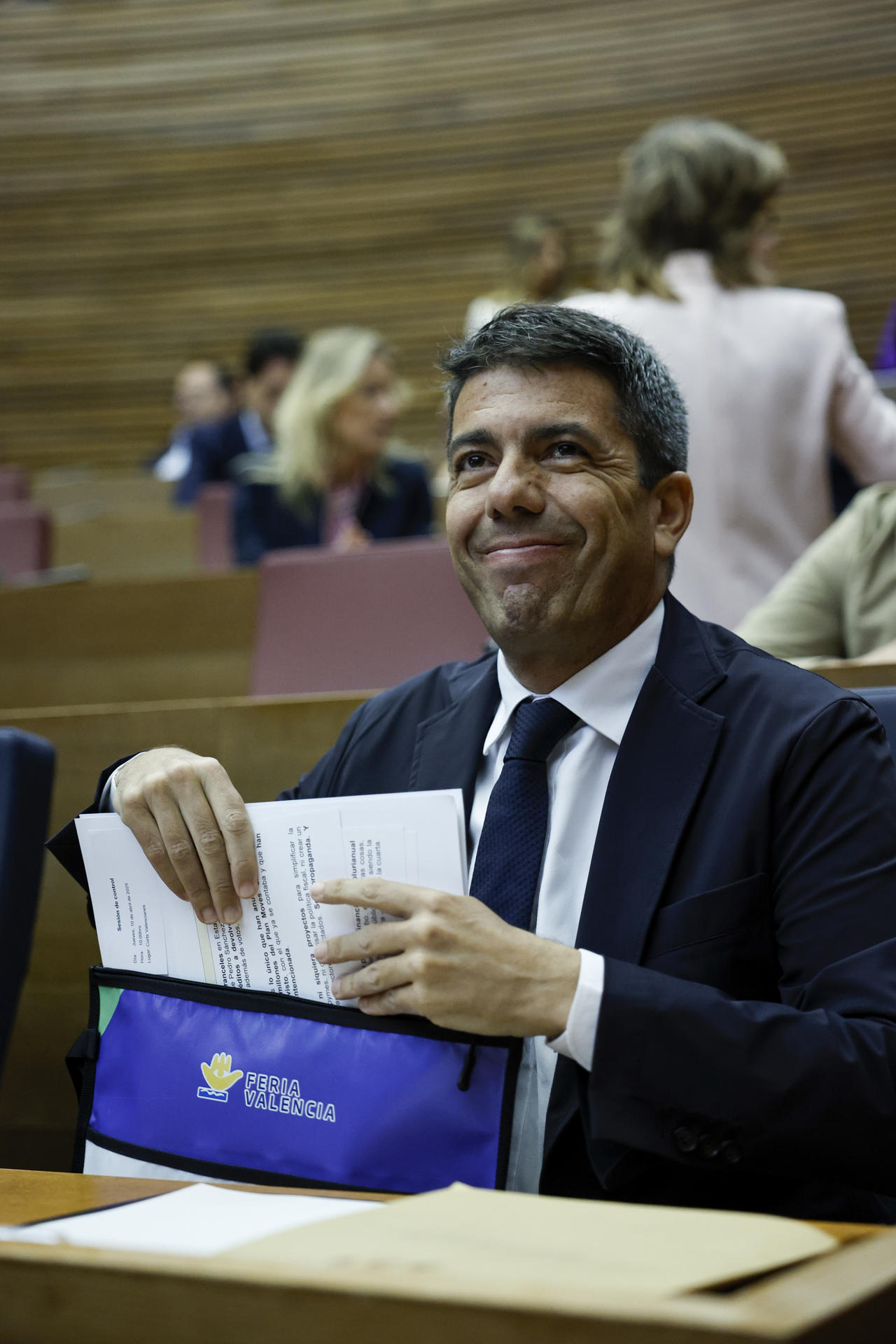 El president de la Generalitat, Carlos Mazón, a su llegada a la sexta sesión de control parlamentario tras las inundaciones del 29 de octubre, centrada en la gestión de la dana y los presupuestos de la Generalitat. EFE/Biel Aliño