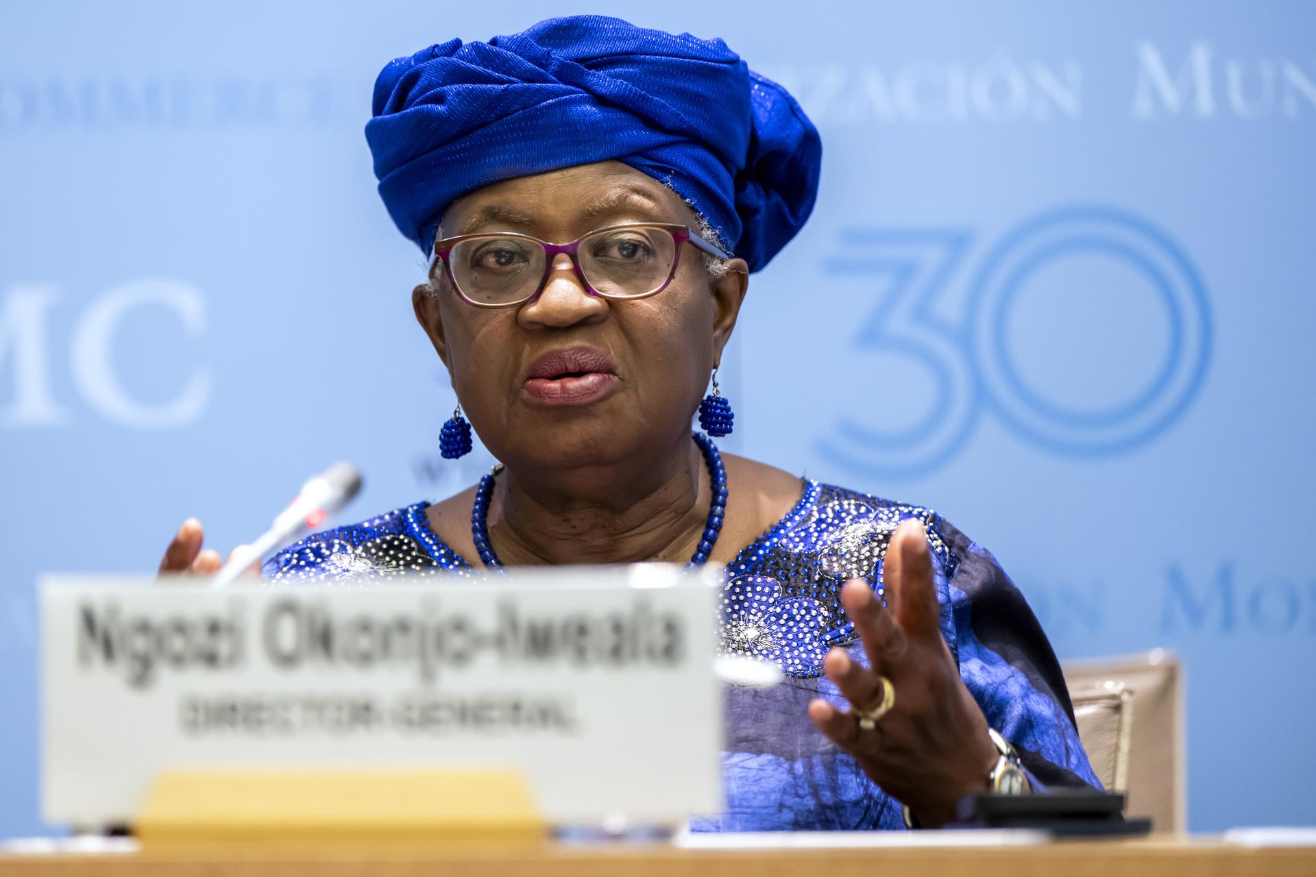 La directora general de la Organización Mundial del Comercio (OMC), la nigeriana Ngozi Okonjo-Iweala, durante una conferencia de prensa, el pasado 16 de abril, en Ginebra (Suiza). EFE/Martial Trezzini