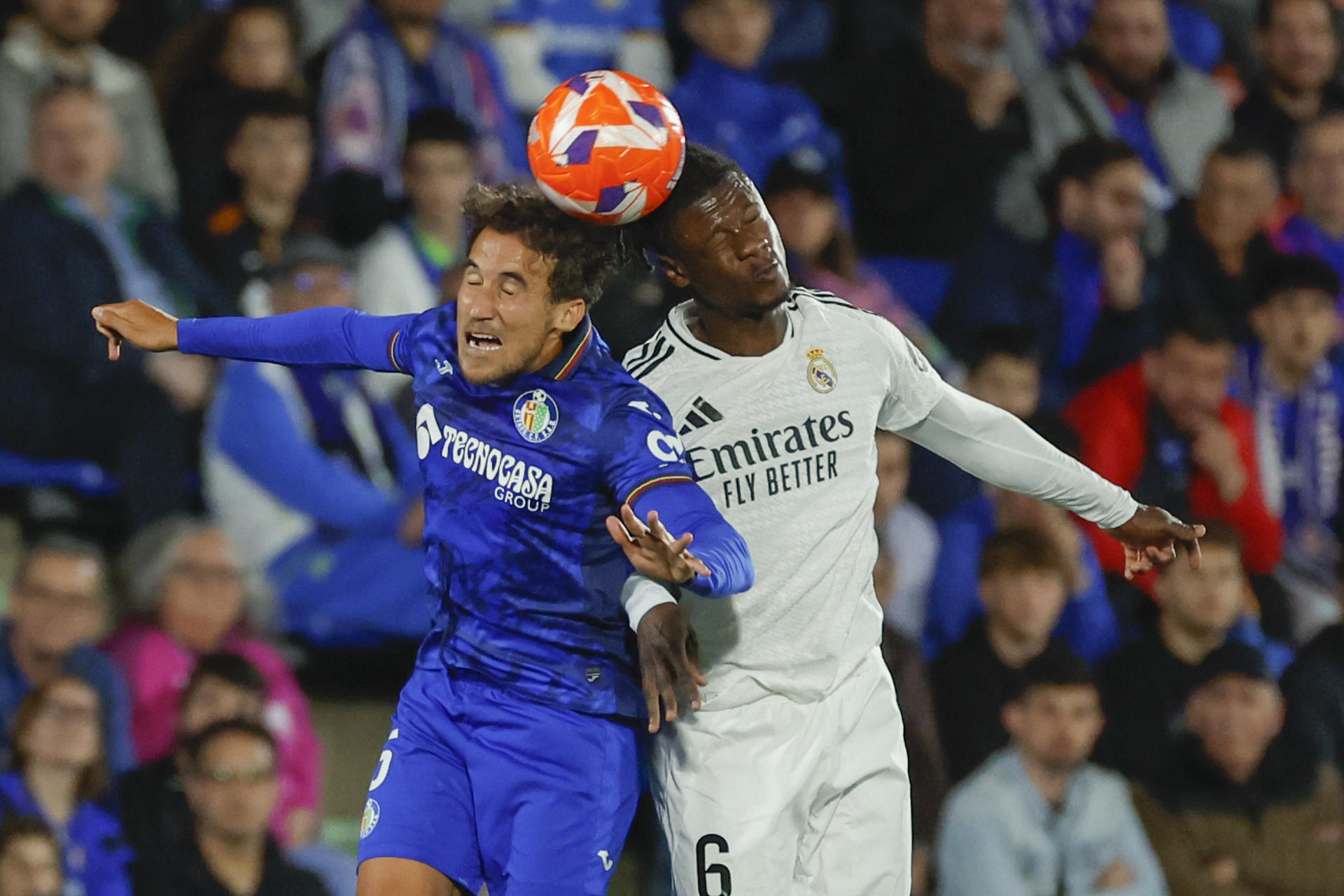 El centrocampista del Getafe Luis Milla (i) lucha con Eduardo Camavinga, del Real Madrid, durante el partido de la jornada 33 de LaLiga que Getafe y Real Madrid disputaron el miércoles en el Coliseum de Getafe. EFE/Juanjo Martín