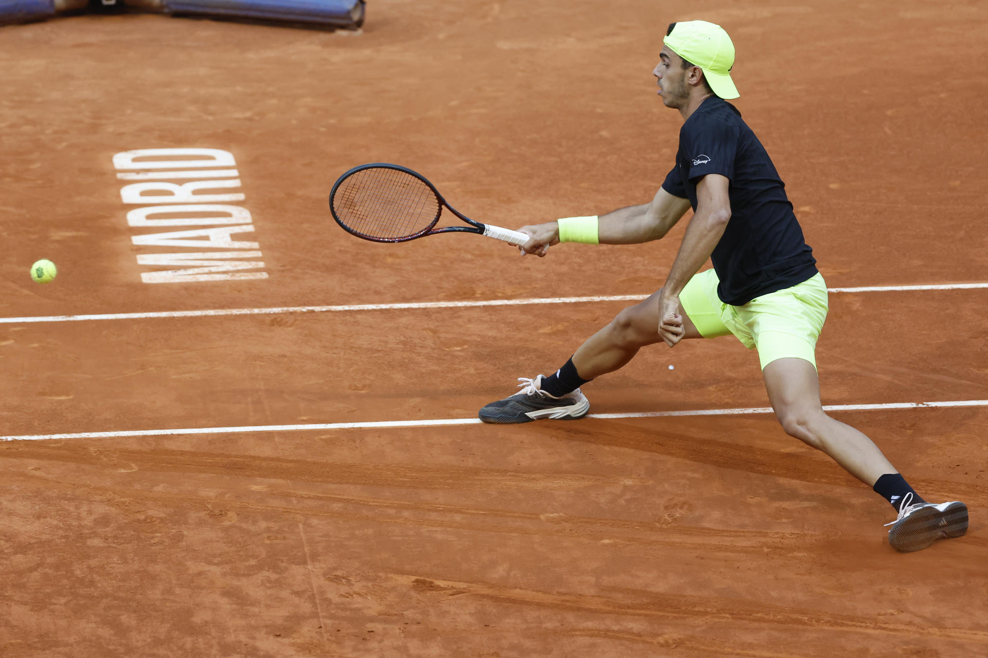 El argentino Francisco Cerúndolo en su encuentro frente a su compatriota Francisco Comesaña durante el Mutua Madrid Open que se disputó en las instalaciones de la Caja Mágica, en Madrid. EFE / Juanjo Martín.