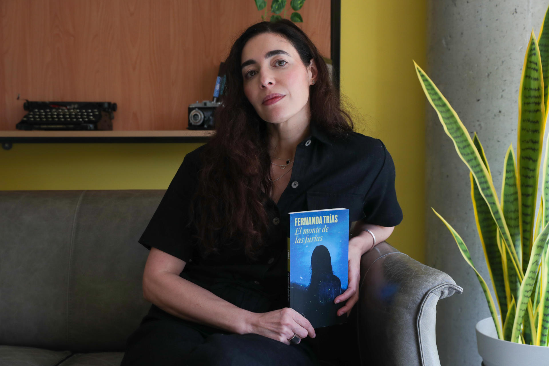 Fotografía de la escritora uruguaya Fernanda Trías posando con su ejemplar de la novela 'El monte de las furias' durante una entrevista con EFE en las oficinas de Penguin Random House, en Montevideo (Uruguay). EFE/ Alejandro Prieto
