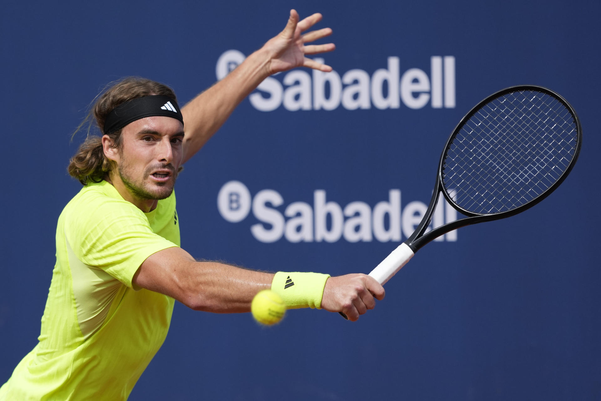 El tenista griego Stefanos Tstsipas durante su partido de primera ronda contra el tenista estadounidense Reilly Opelka en el Barcelona Open Banc Sabadell. EFE/Alejandro García
