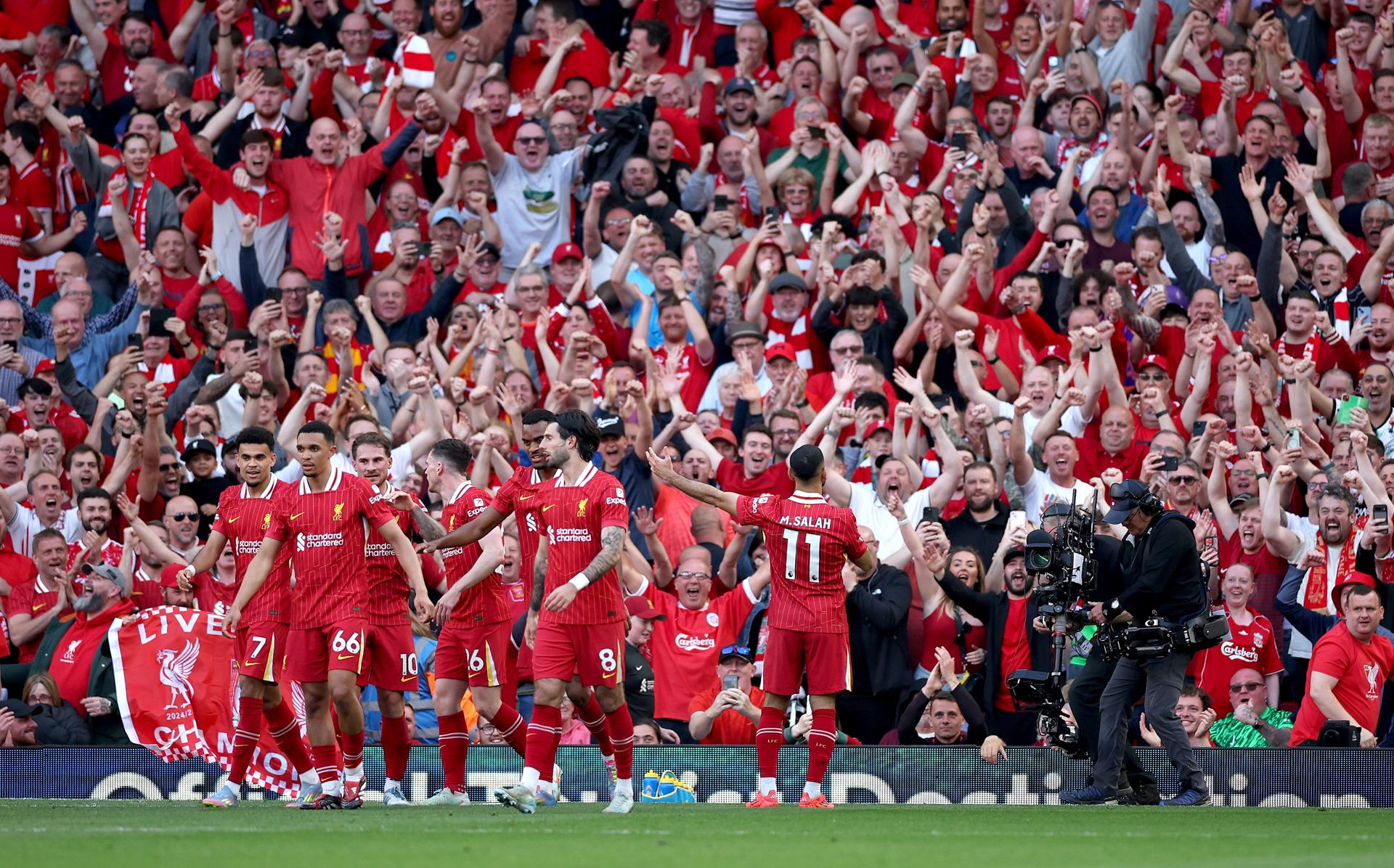 El jugador delLiverpool Mohamed Salah celebra con sus compañeros un gol al Tottenham Hotspur, en Liverpool,Reino Unido. EFE/EPA/ADAM VAUGHAN
