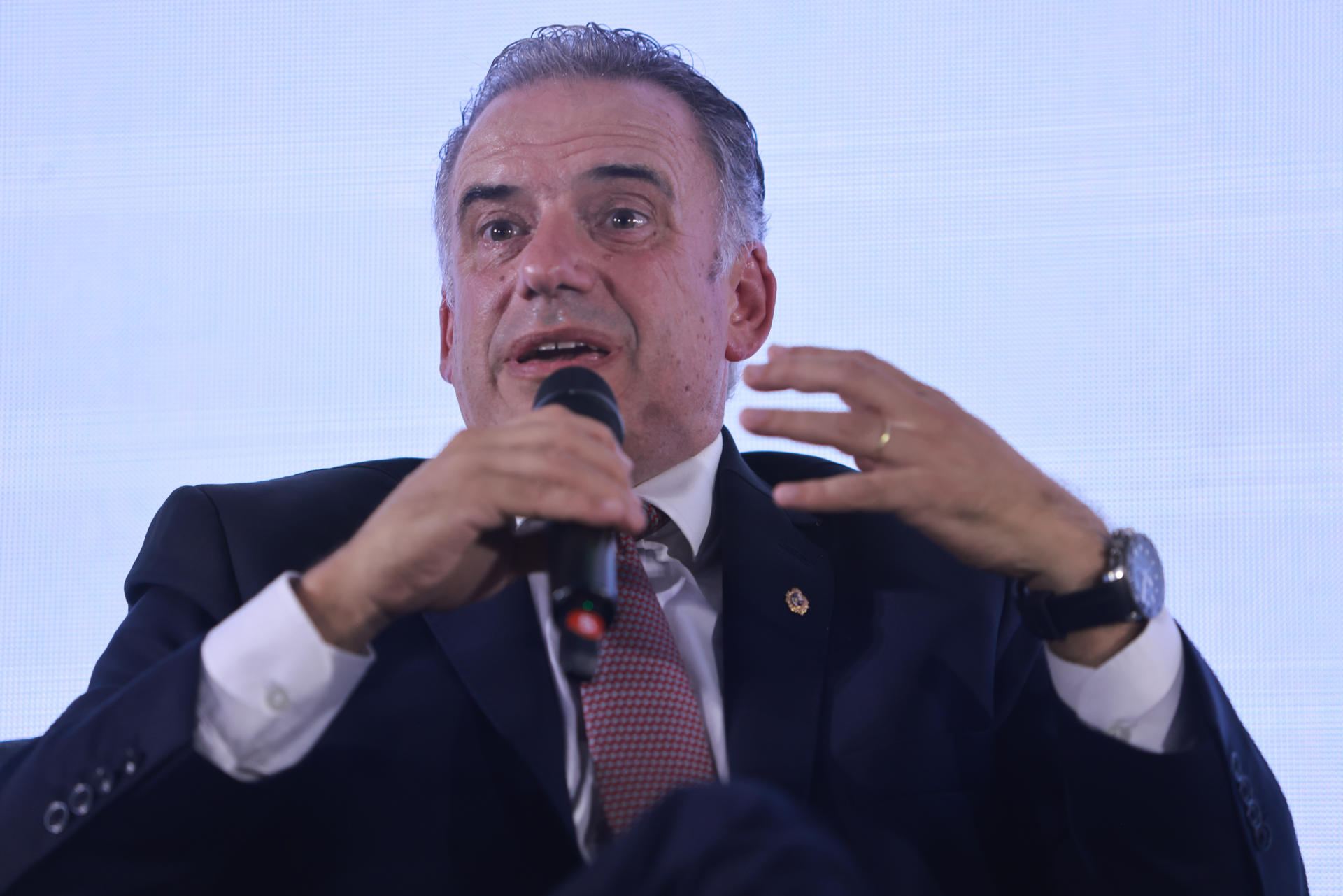 El presidente de Uruguay, Yamandú Orsi, viajará el 7 de abril a Panamá, donde se reunirá con su homólogo José Raúl Mulino, antes de trasladarse a Honduras para participar de la próxima cumbre de la Celac. EFE/ Gastón Britos