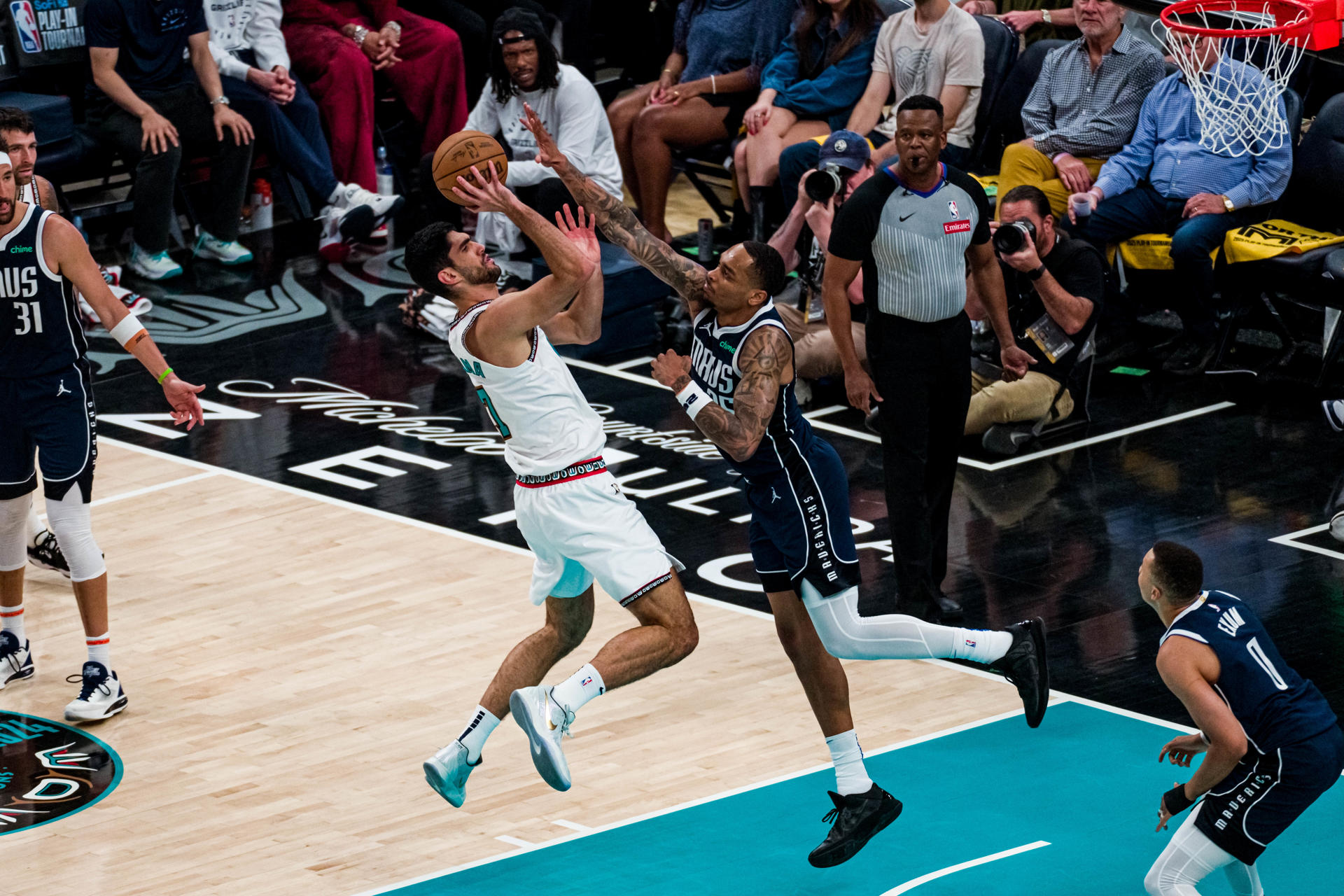 El español Santi Aldama (i), de Grizzlies, lanza a canasta durante el partido ante Memphis Grizzlies disputado en FedEx Forum de Memphis (Estados Unidos). EFE/ Matthew A. Smith