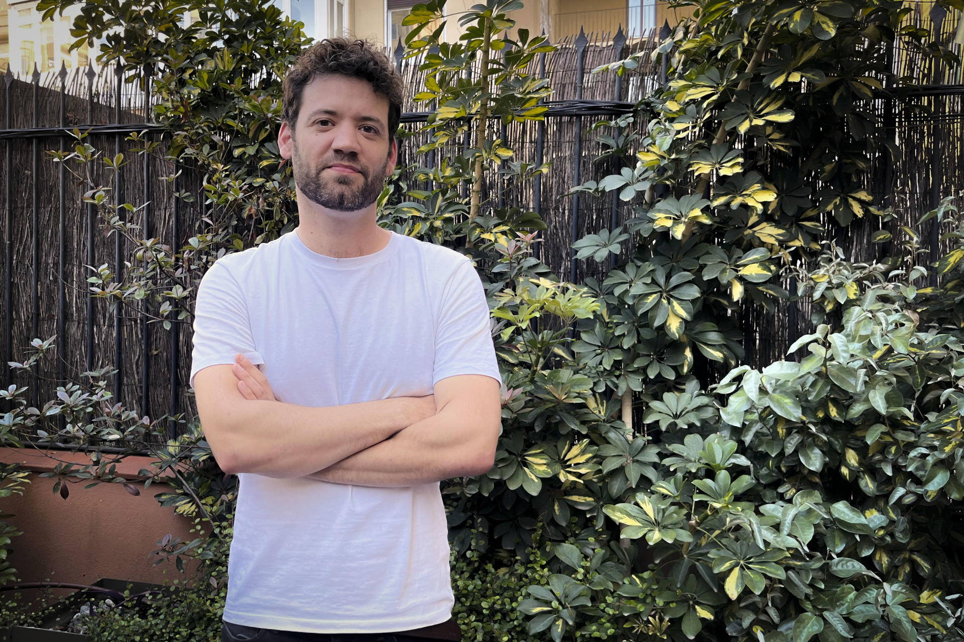 El escritor Arià Paco, que ha ganado el premio Anagrama de novela en catalán con 'Teoria del joc', un libro que explora el deseo heterosexual desde la narrativa masculina, ha asegurado, en una entrevista con EFE, que si ahora "no nos sirven los códigos de la moral religiosa, tendremos que crear otros". EFE/Guillermo Cabellos