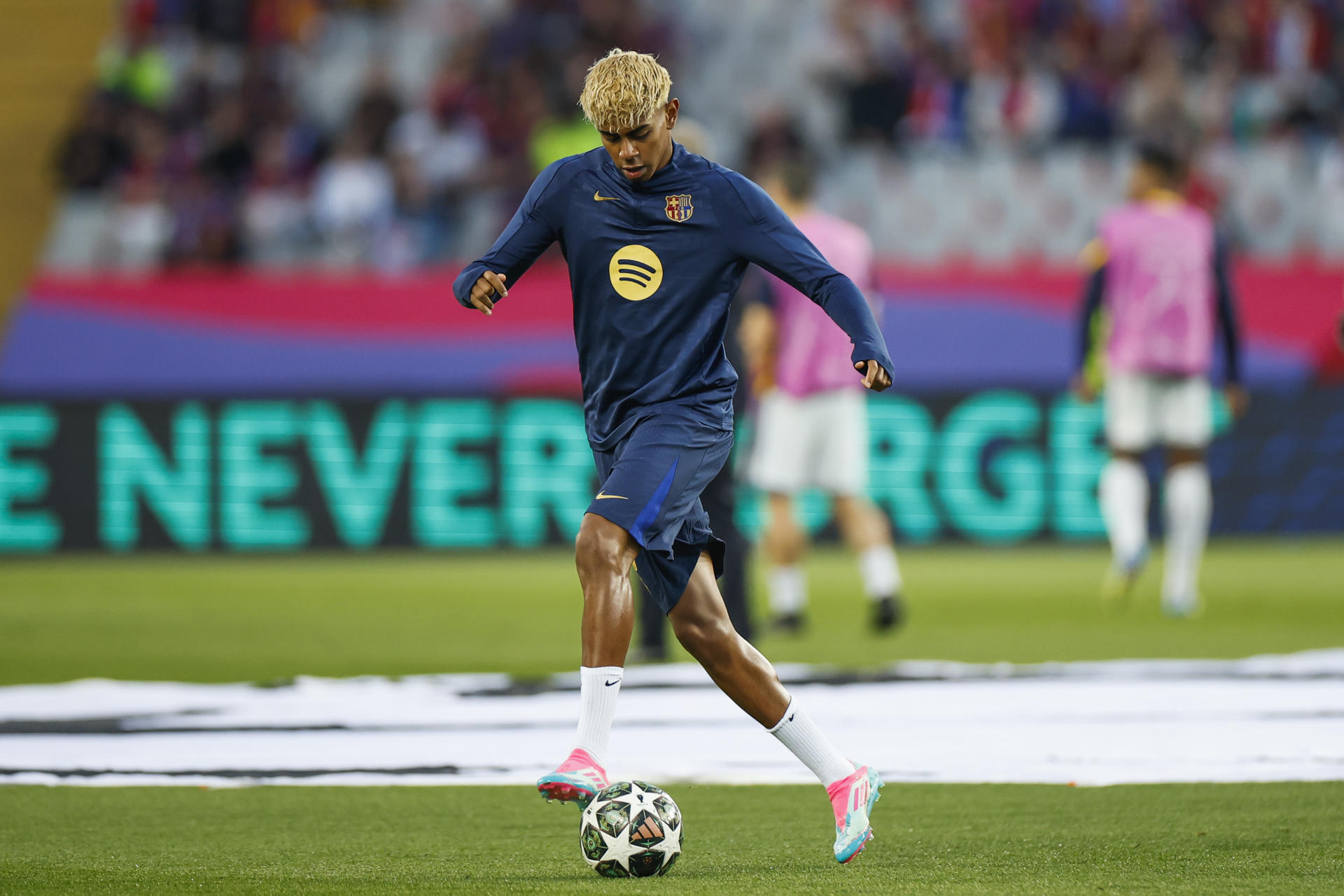 El delantero del FC Barcelona, Lamine Yamal, durante el calentamiento previo al encuentro correspondiente a la ida de las semifinales de la Liga de Campeones que disputan FC Barcelona e Inter en el estadio Olímpico Lluis Company, en Barcelona. EFE / Siu Wu.