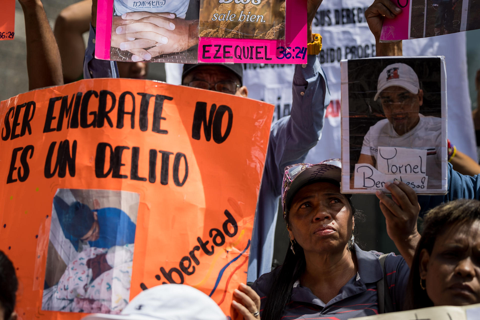 Familiares de los migrantes detenidos en El Salvador protestan este miércoles para pedir por la liberación de sus seres queridos, en la sede de la ONU, en Caracas (Venezuela). EFE/ Miguel Gutiérrez
