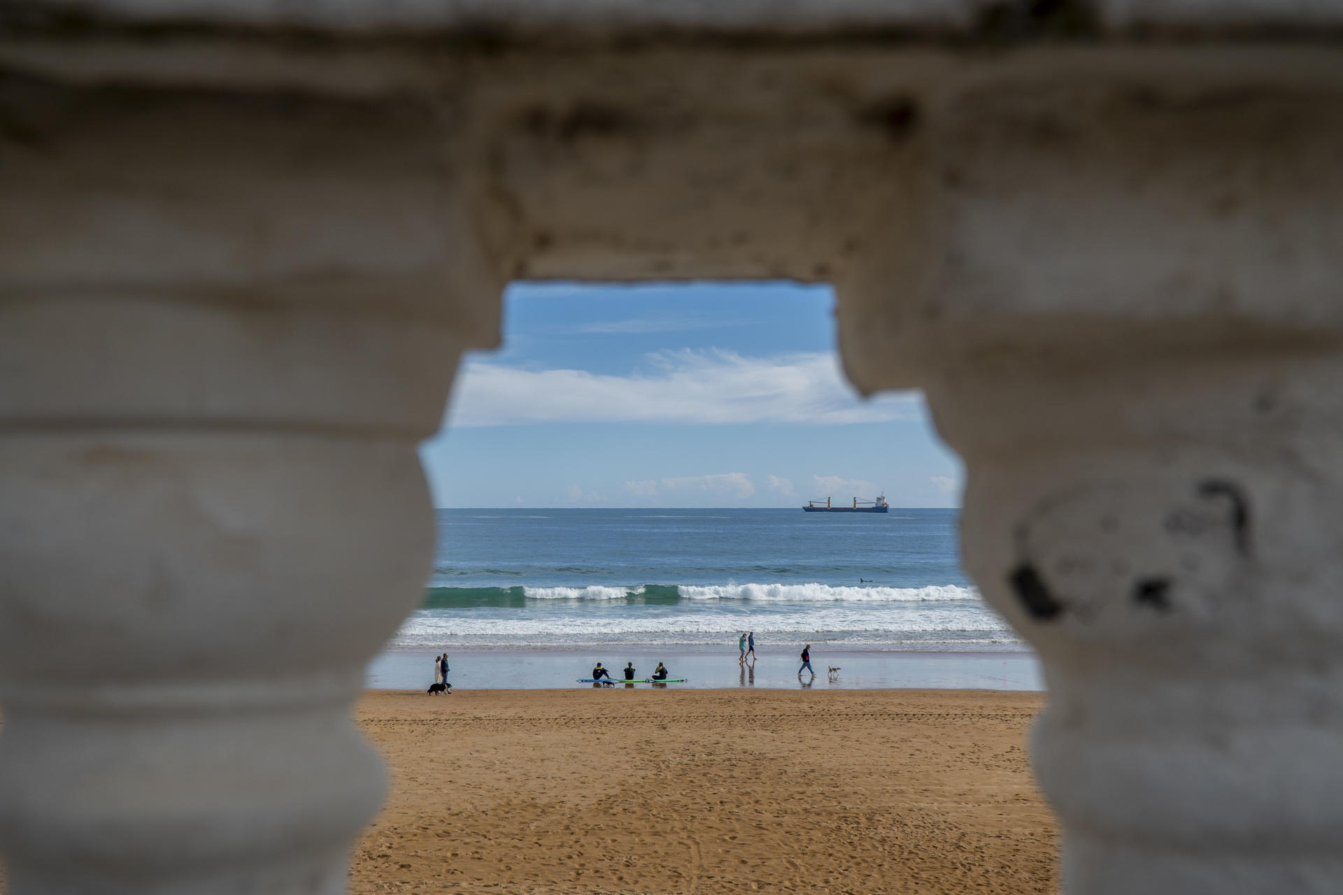 Varios surfistas y paseantes en la playa del Sardinero este miércoles en Santander. EFE/ Román G. Aguilera