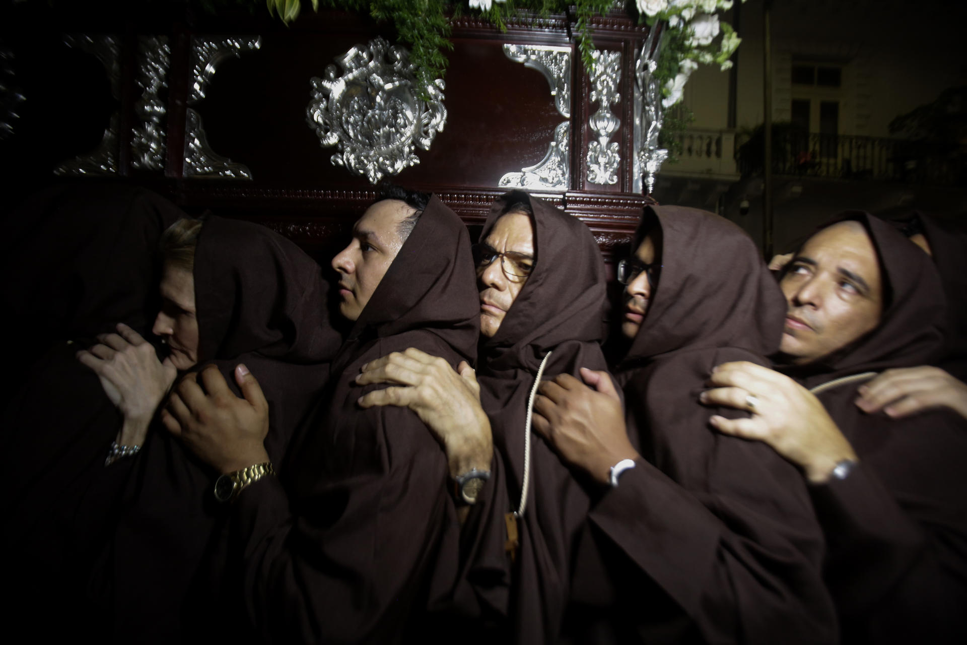 Centenares de feligreses se concentraron en el colonial Casco Antiguo de Ciudad de Panamá, para caminar en procesión junto a un Jesucristo sin vida sobre la losa del sepulcro. EFE/ Carlos Lemos