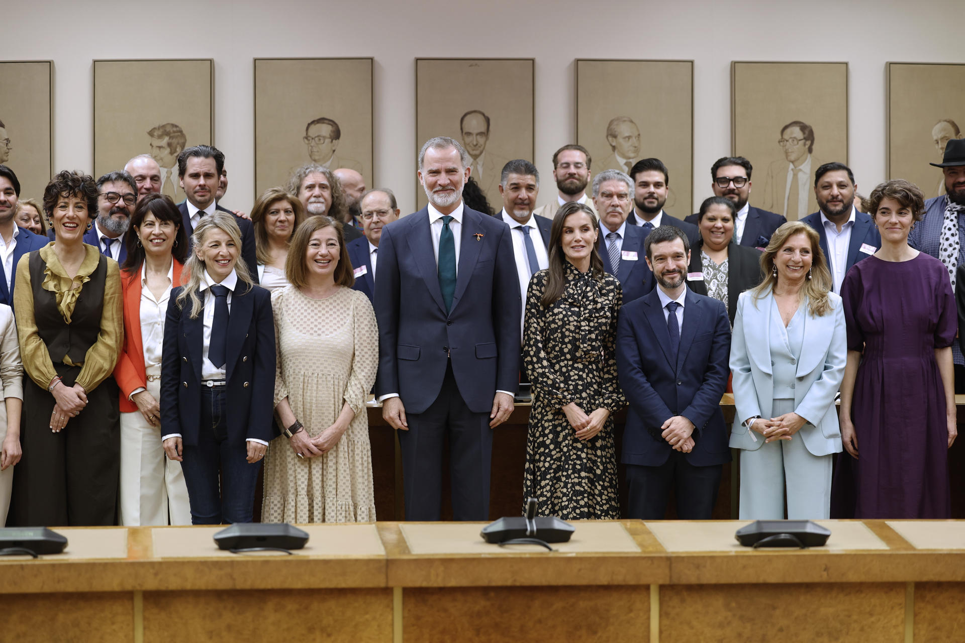 El rey Felipe VI y la reina Letizia, durante la fotografía de familia del acto de conmemoración del Día Internacional del Pueblo Gitano este martes en el Congreso de los Diputados en Madrid. EFE/ Chema Moya

