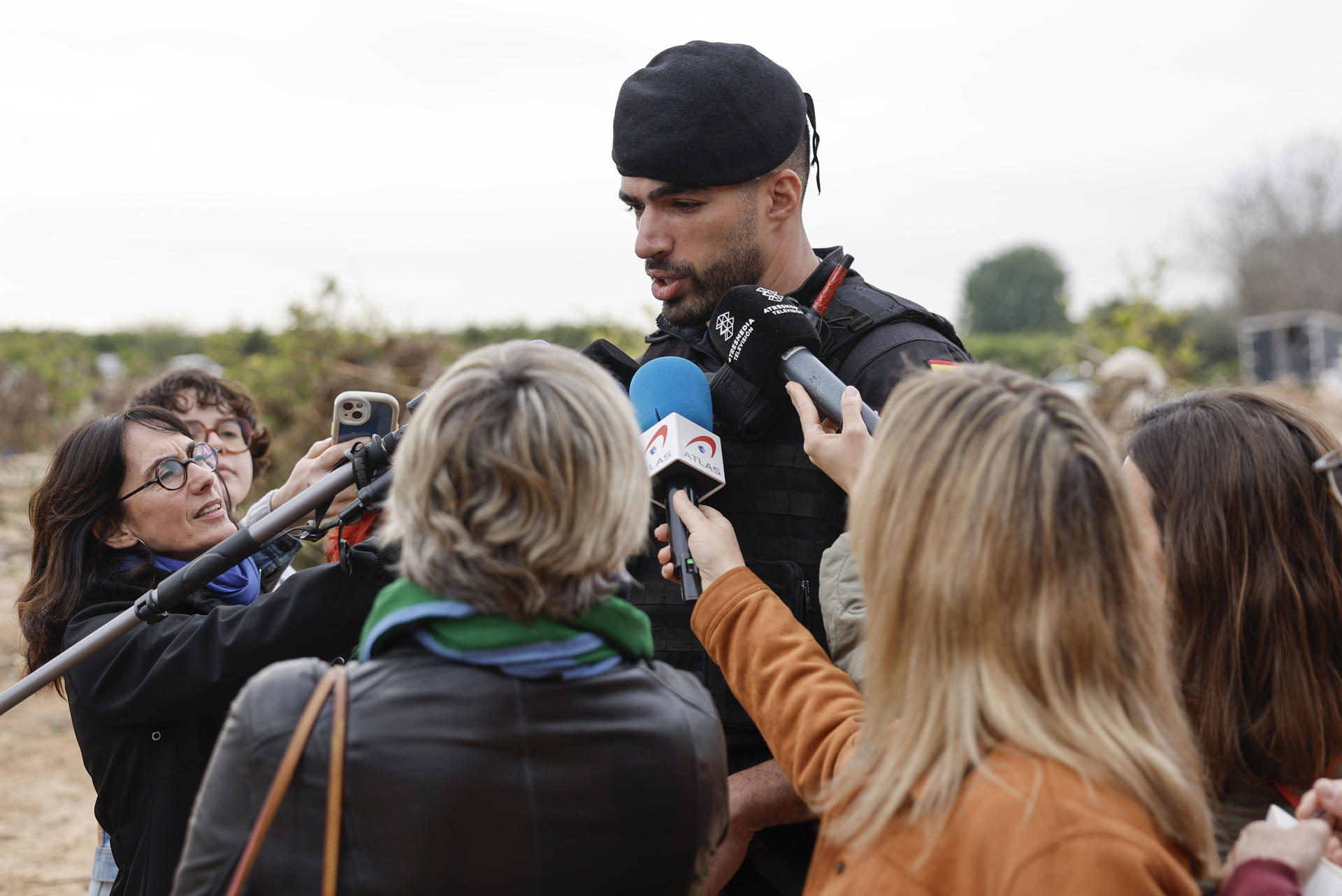 El teniente del Grupo de Reserva y Seguridad de la Guardia Civil Rubén Rodríguez (c) se dirige a los medios durante la búsqueda, este jueves, de las tres personas que permanecen desaparecidas tras las riadas que afectaron a buena parte de la provincia de Valencia el pasado 29 de octubre. EFE/ Kai Forsterling