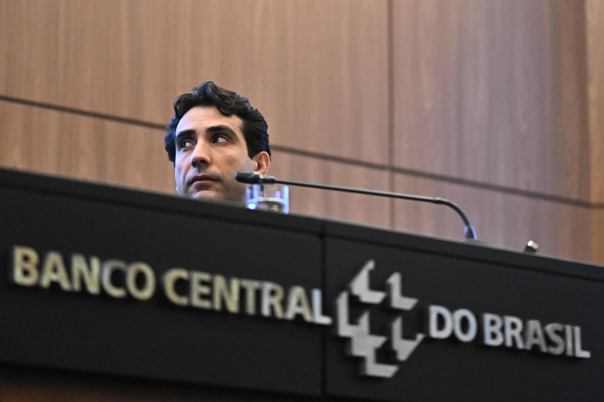 El presidente del Banco Central de Brasil, Gabriel Galipolo, habla durante una rueda de prensa en Brasilia (Brasil), en una fotografía de archivo. EFE/ Andre Borges