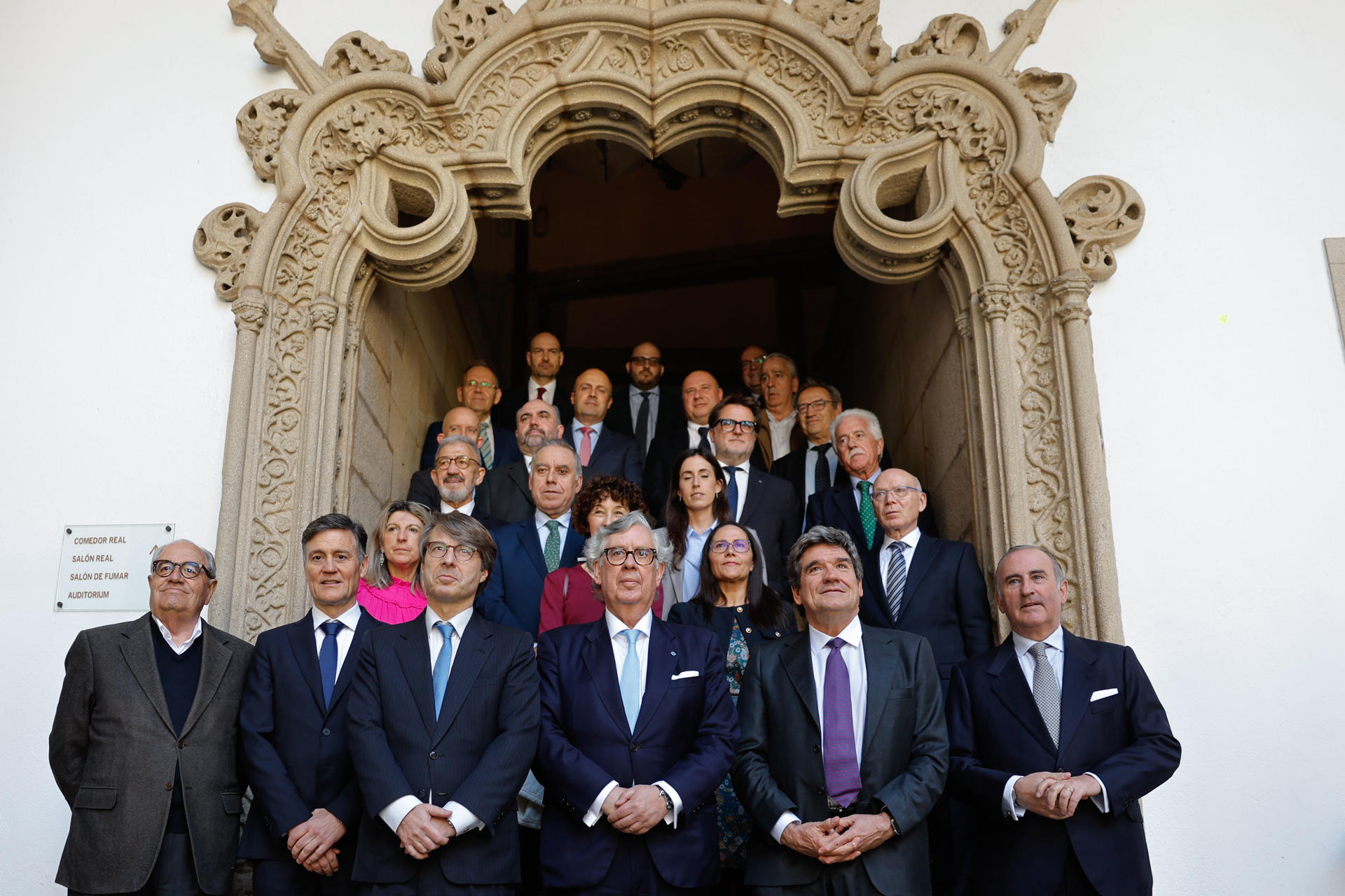 El gobernador del Banco de España, José Luis Escrivá (2d) junto al presidente de los empresarios gallegos, Juan Manuel Vieites (c) y el conselleiro de Hacienda de la Xunta, Miguel Corgos, (3i) antes de participar en un encuentro empresarial organizado por la Confederación de Empresarios de Galicia (CEG) hoy en Santiago de Compostela. EFE/Lavandeira jr