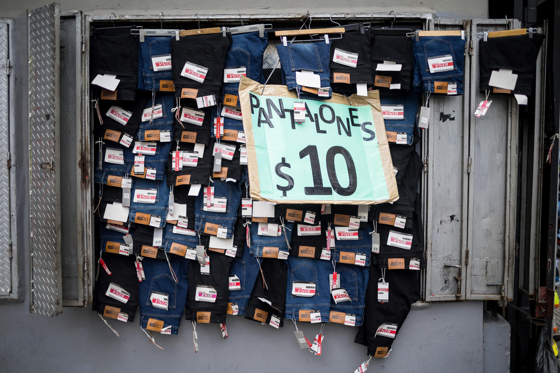 Fotografía de archivo de una venta de pantalones en una tienda, en Caracas (Venezuela). EFE/ Miguel Gutierrez