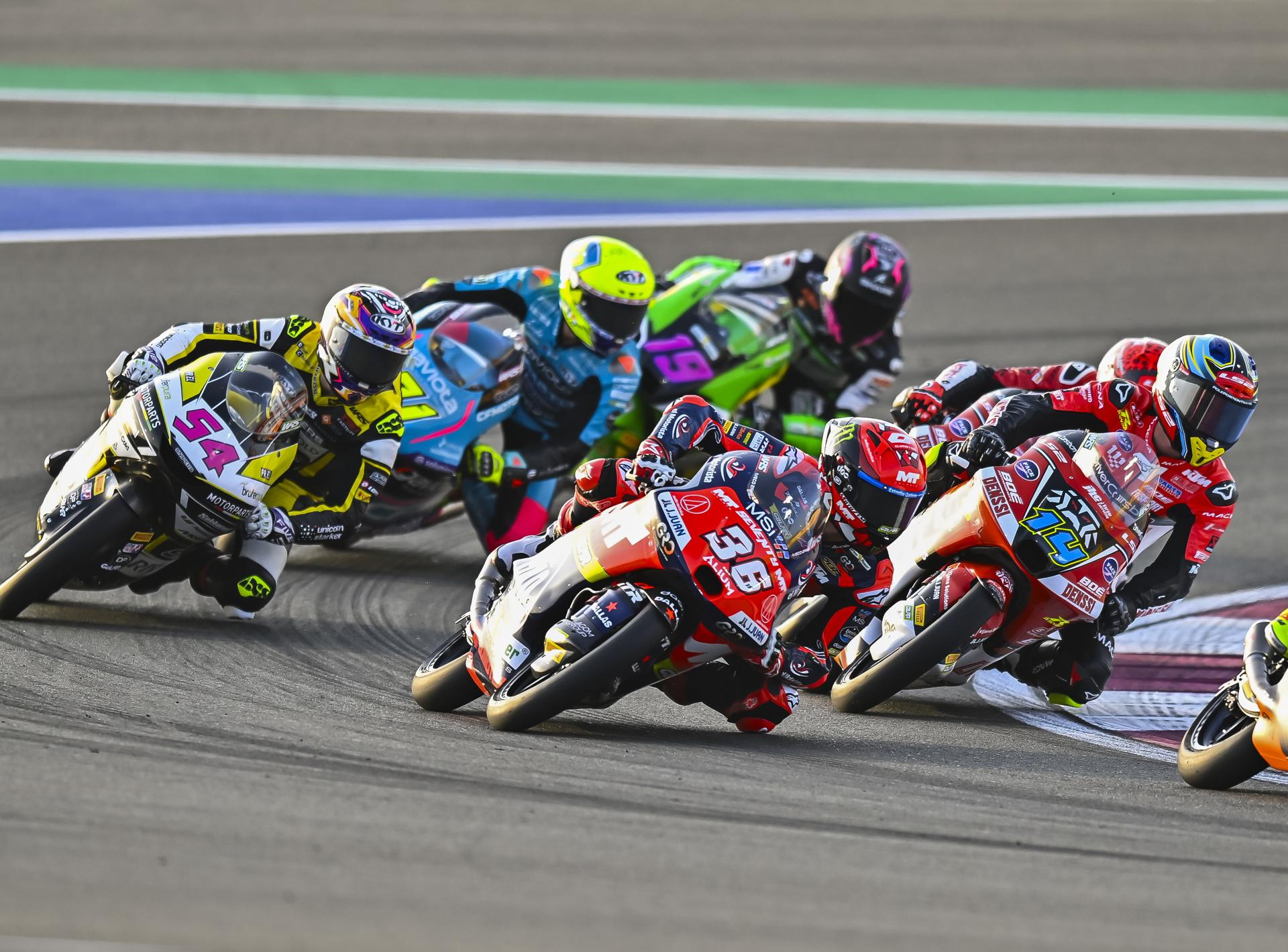 El piloto español de Moto3 Angel Piqueras (#36), del FRINSA - MT Helmets - MSIn en el Circuito Interncional de Lusail, en Catar. EFE/EPA/NOUSHAD THEKKAYIL