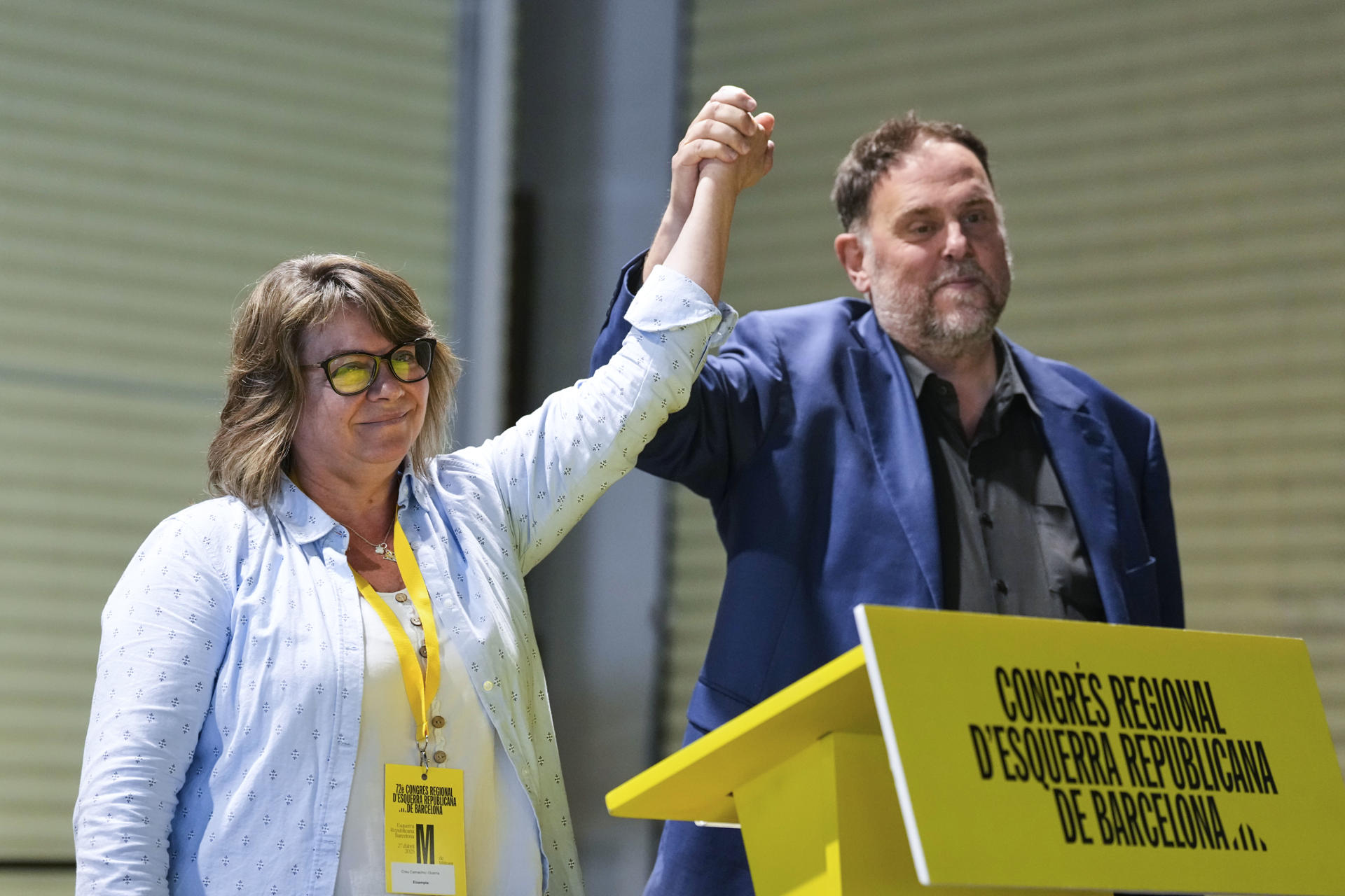 El presidente de ERC Oriol Junqueras y la nueva presidenta de la federación barcelonesa Creu Camacho durante el 72º congreso regional de ERC Barcelona. EFE/Alejandro García