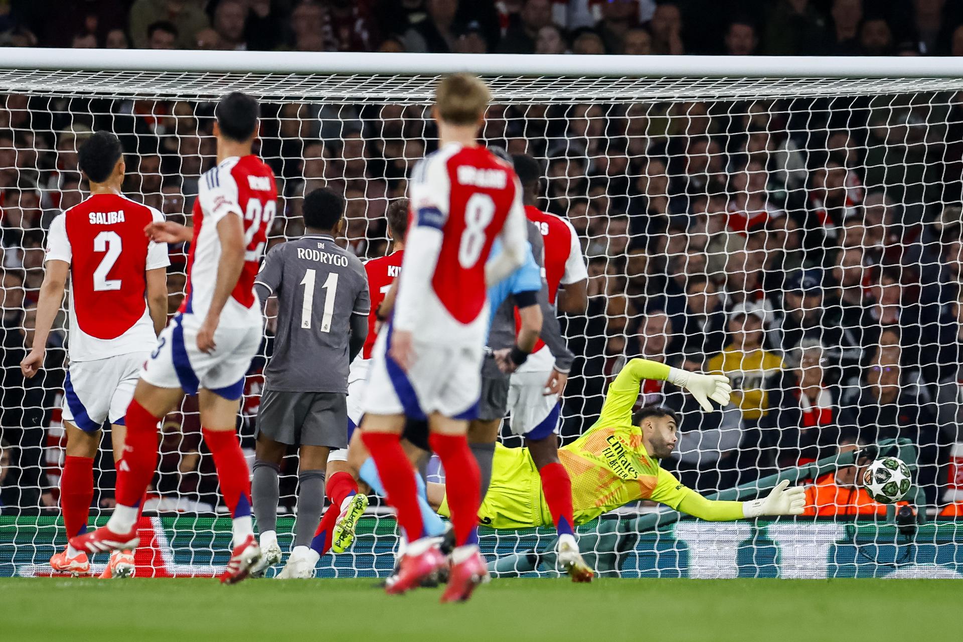 El portero español David Raya durante el partido de ida de cuartos de final de la UEFA Champions League entre el Arsenal FC y el Real Madrid en Londres, Reino Unido. EFE/EPA/TOLGA AKMEN