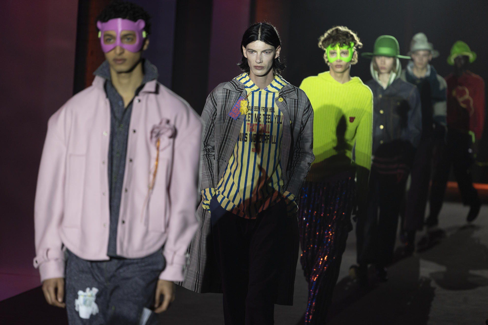 Un modelo luce un diseño de la firma Rubearth durante la última jornada de la 080 Barcelona Fashion Week, que se celebra estos días en Barcelona.EFE/ Marta Pérez