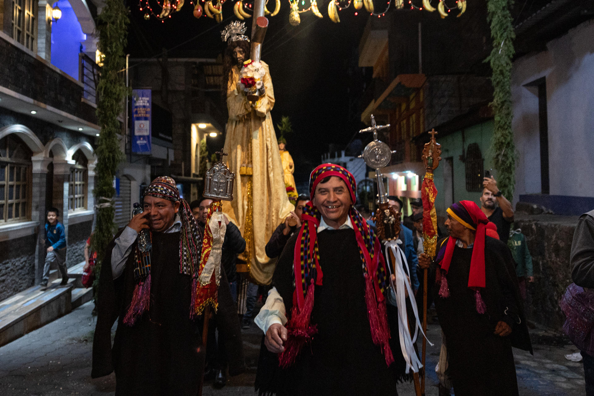 Indígenas guatemaltecos participan en una procesión del Viernes Santo, este 18 de abril, en el poblado indígena de Santiago Atitlán (Guatemala). EFE/David Toro