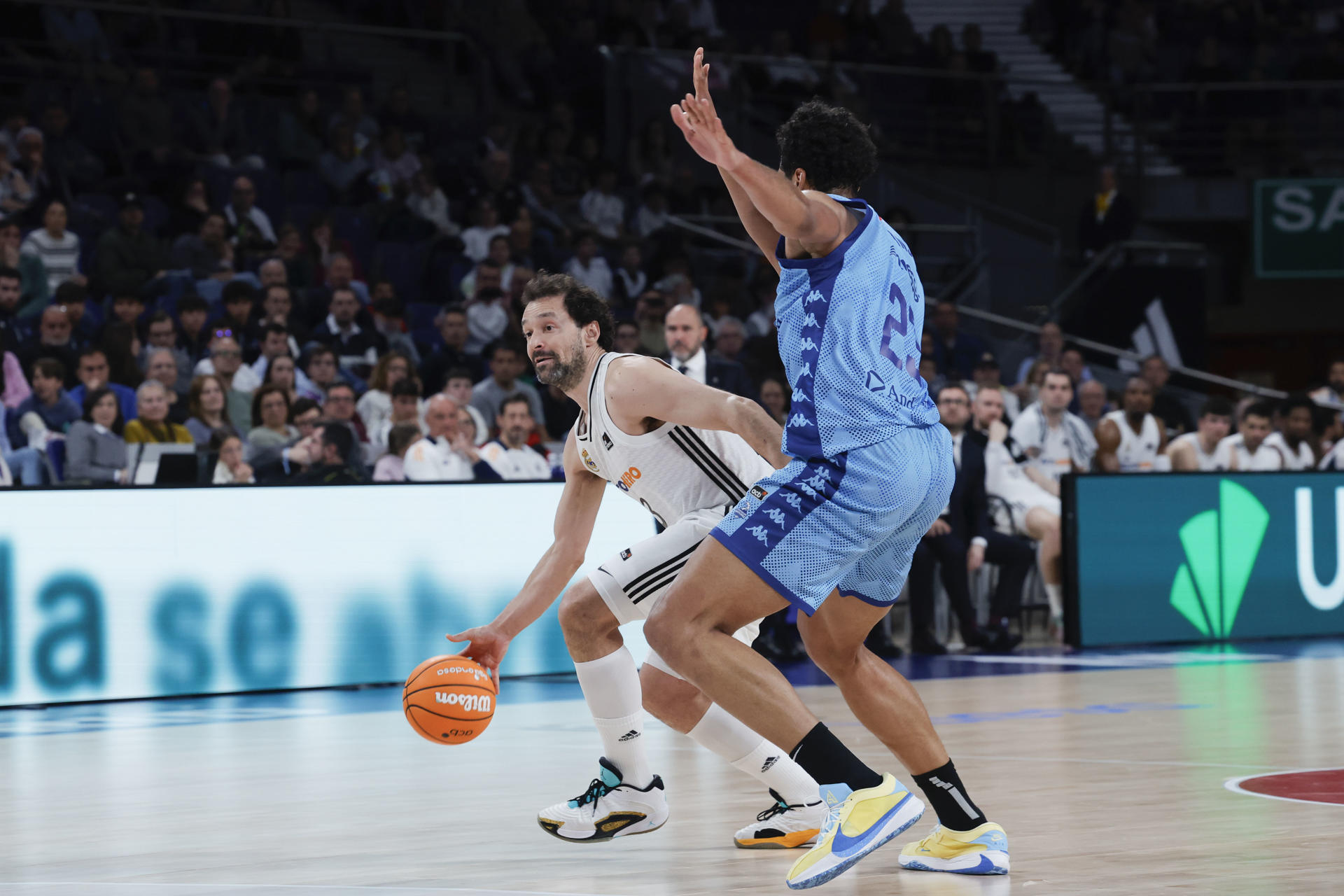 Ferran Bassas (d), del Morabanc Andorra, defiende ante Sergio Llull (i), del Real Madrid, durante el partido de la jornada 28 de la Liga Endesa disputado este domingo en Madrid. EFE/Zipi Aragón