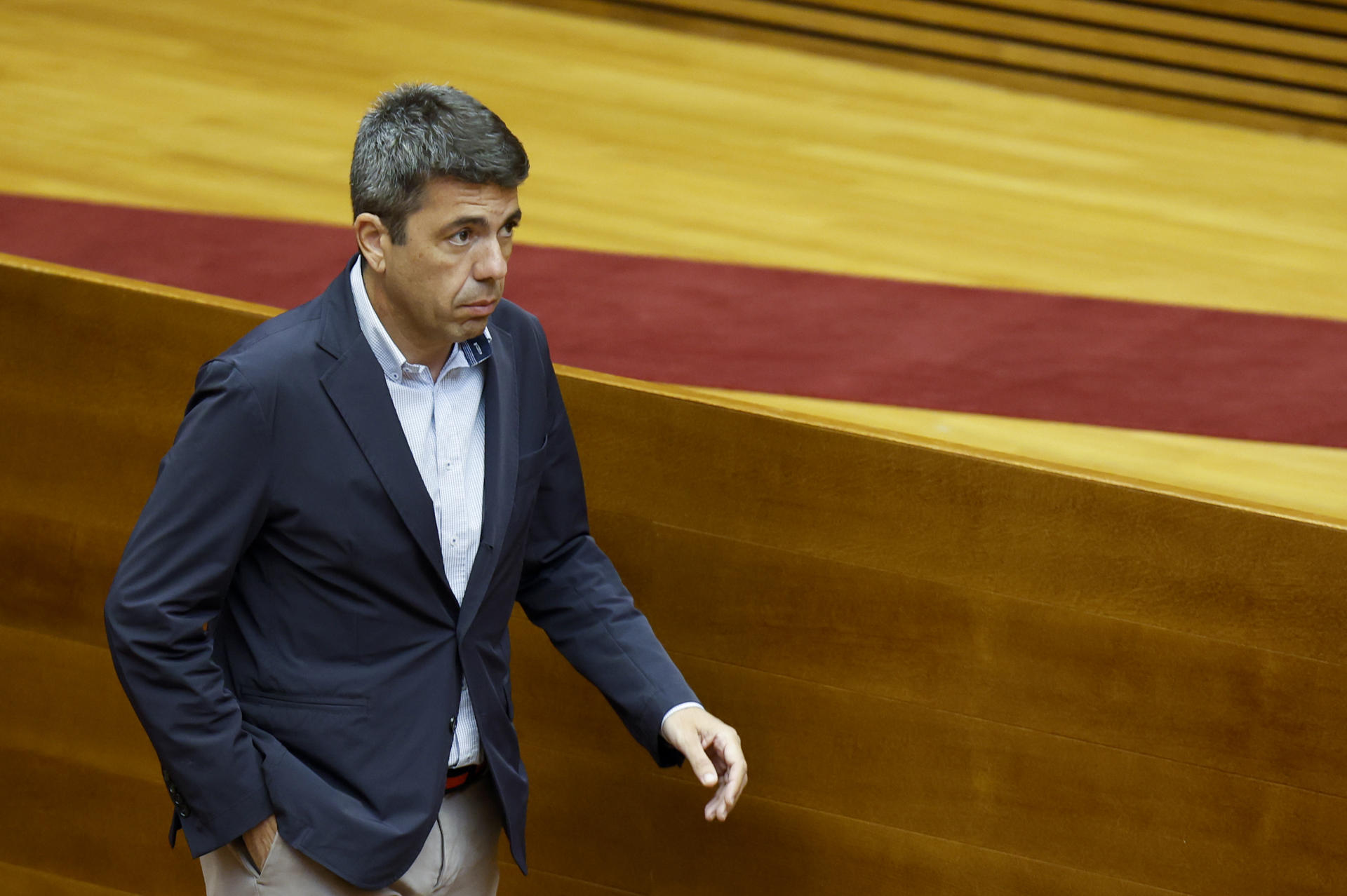 El president de la Generalitat, Carlos Mazón, a su llegada al pleno de Les Corts Valencianes que debate las enmiendas a la totalidad del PSPV-PSOE y Compromís a los proyectos de ley de Presupuestos de la Generalitat para 2025. EFE/Ana Escobar