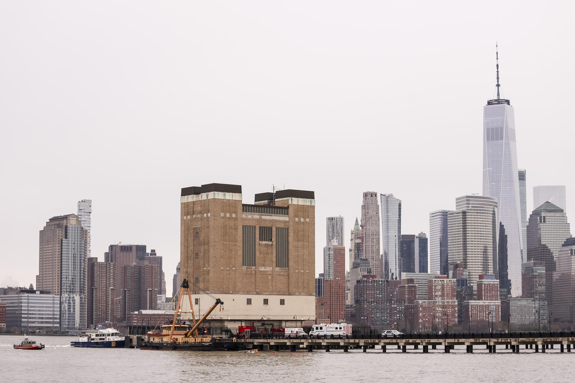 Equipos de socorristas (i) acuden al lugar donde un helicóptero se estrelló este miércoles en el río Hudson, en Nueva York. EFE/EPA/SARAH YENESEL