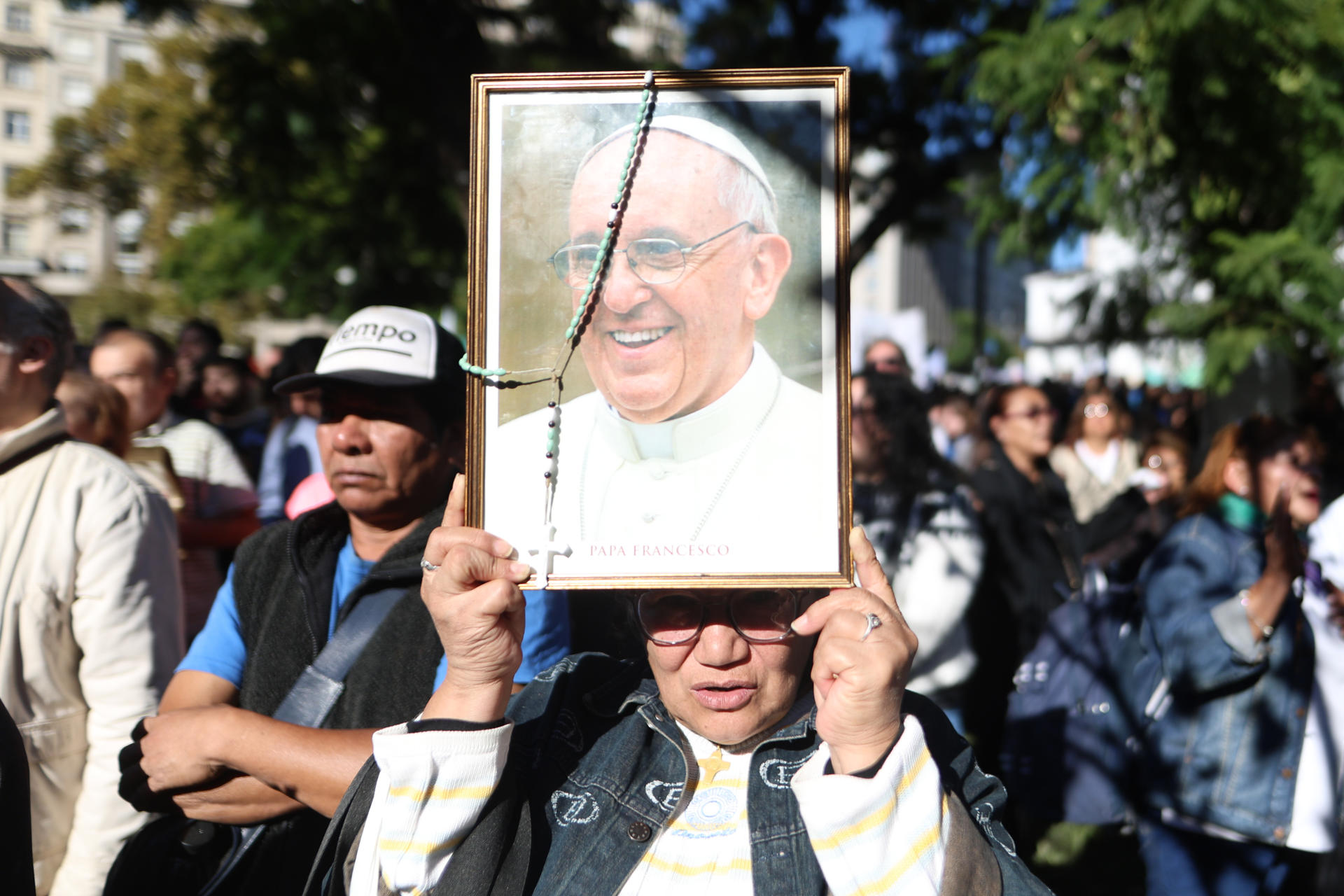 Una mujer sostiene un retrato del papa Francisco durante una caravana en su honor este sábado, al rededor de la Plaza de Mayo en Buenos Aires (Argentina). EFE/ Juan Ignacio Roncoroni