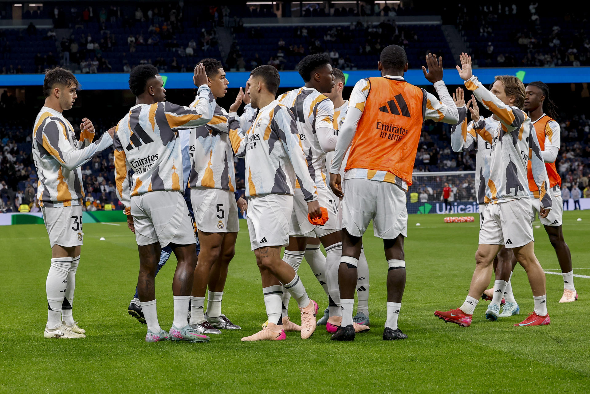 Los jugadores del Real Madrid en el calentamiento previo al partido de la jornada 32 de LaLiga que Real Madrid y Athletic Club de Bilbao disputan este domingo en el estadio Santiago Bernabéu, en Madrid. EFE/Chema Moya