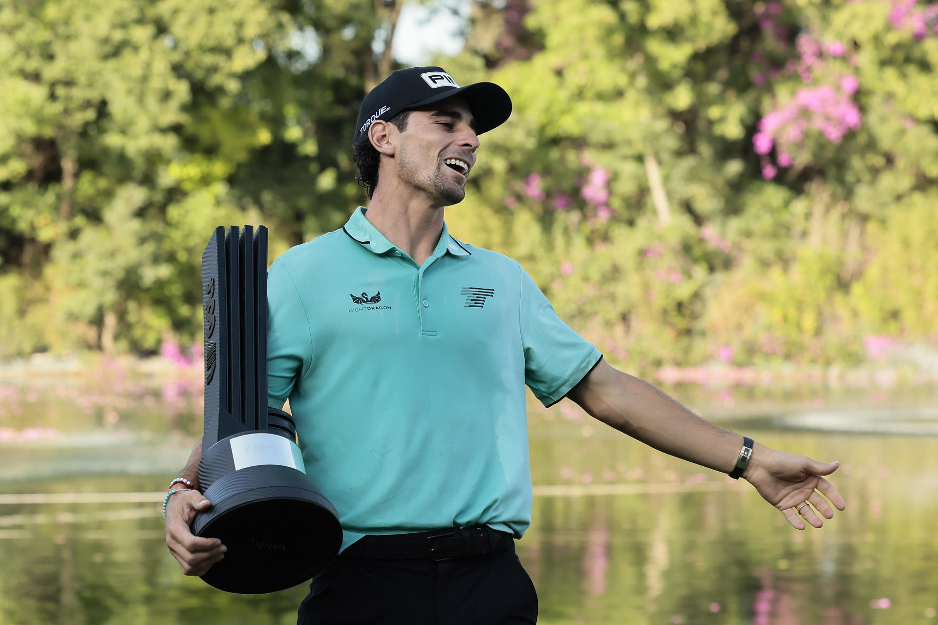 El chileno Joaquin Niemann celebra tras ganar el torneo del LIV Golf Ciudad de México en el Club de Golf Chapultepec. EFE/José Méndez