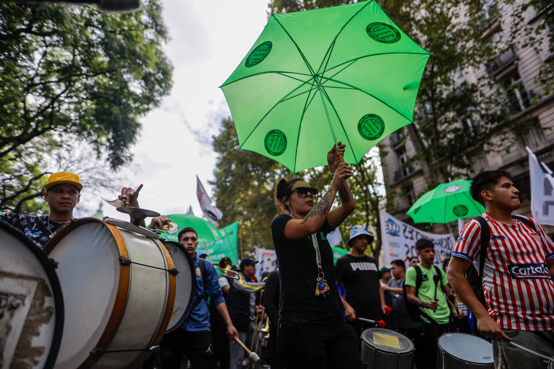 Personas se manifiestan durante una marcha este miércoles en la plaza del congreso en Buenos Aires (Argentina). EFE/Juan Ignacio Roncoroni