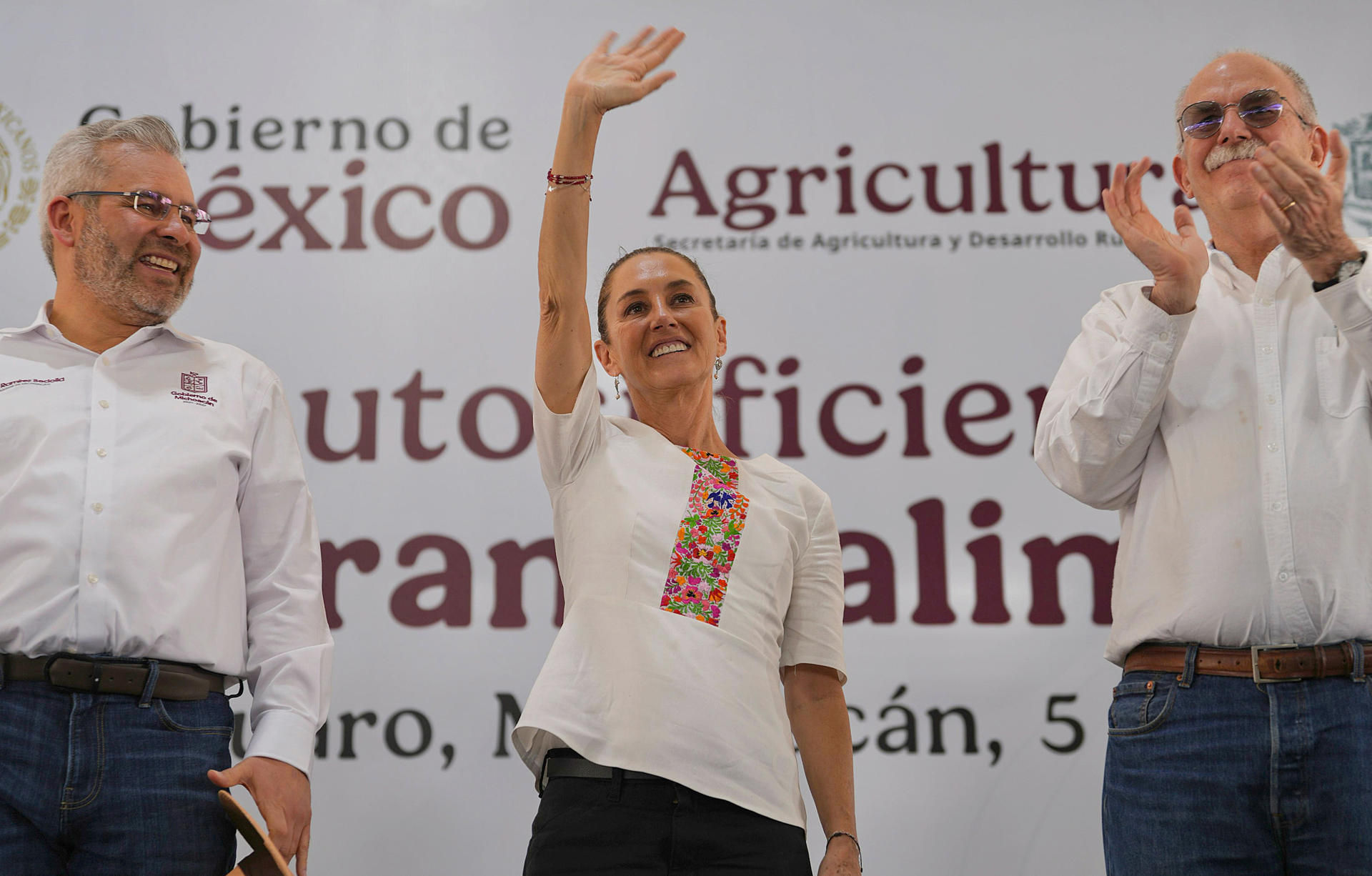 Fotografía cedida de la presidenta de mexicana, Claudia Sheinbaum (c), durante un acto protocolario este sábado, en lZinapécuaro (México). EFE/ Presidencia de México