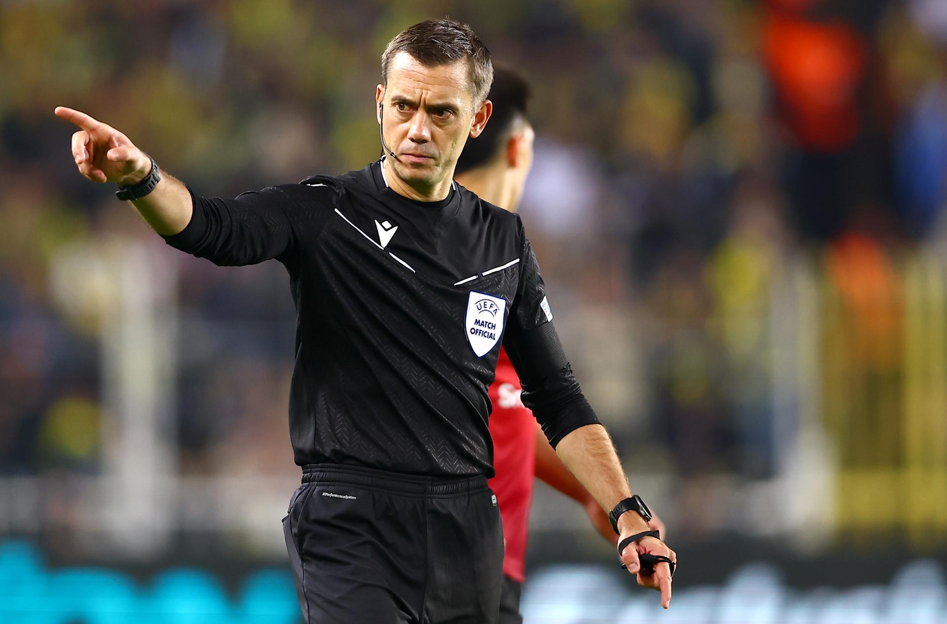 El árbitro francés Clement dirigirá el Barcelona-Inter, ida de las semifinal de la Liga de Campeones. EFE/EPA/TOLGA BOZOGLU