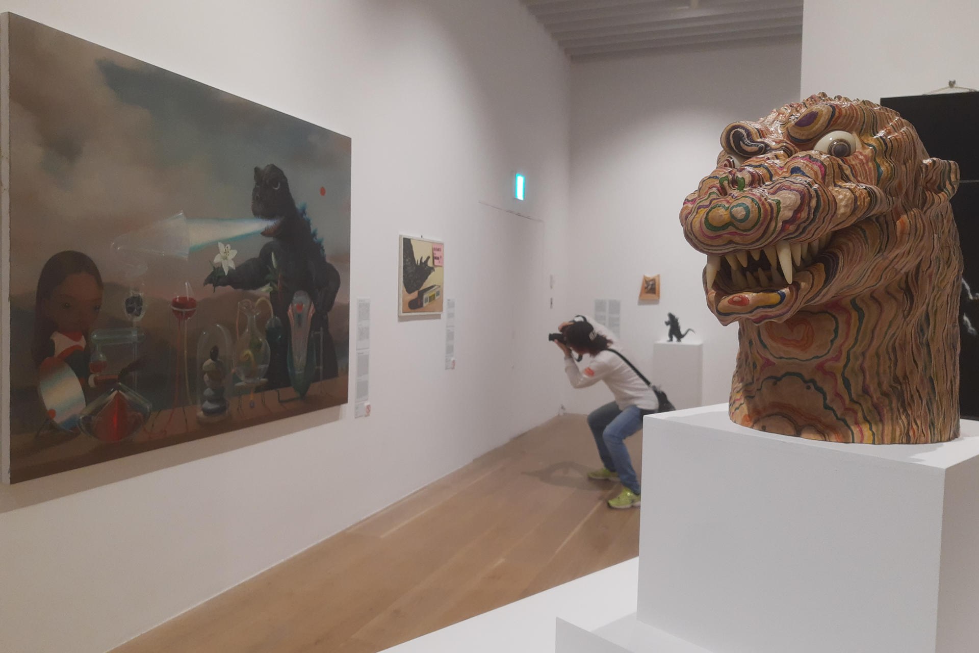 Un hombre fotografía algunas de las obras de la exposición 'Godzilla the Art' en la Mori Arts Center Gallery de Tokio, una muestra donde una treintena de artistas internacionales invitan a cuestionarse lo que vemos en el día a día a través de sus representaciones de la criatura, que plasman desde en 'fake news' hasta juguetes de cartón, gigantes de madera o esculturas de cristal. 
EFE/ María Roldán