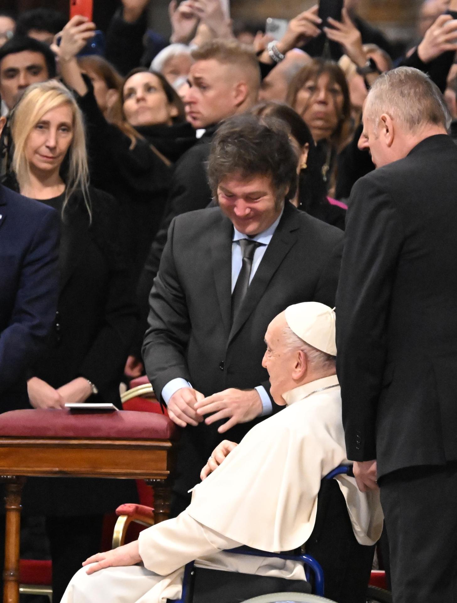 El papa Francisco y el presidente de Argentina, Javier Milei (c), durante la Santa Misa de Canonización de María Antonia de San José de Paz y Figueroa en la Basílica de San Pedro, Ciudad del Vaticano, en una imagen del 11 de febrero de 2024. EFE/EPA/CLAUDIO PERI