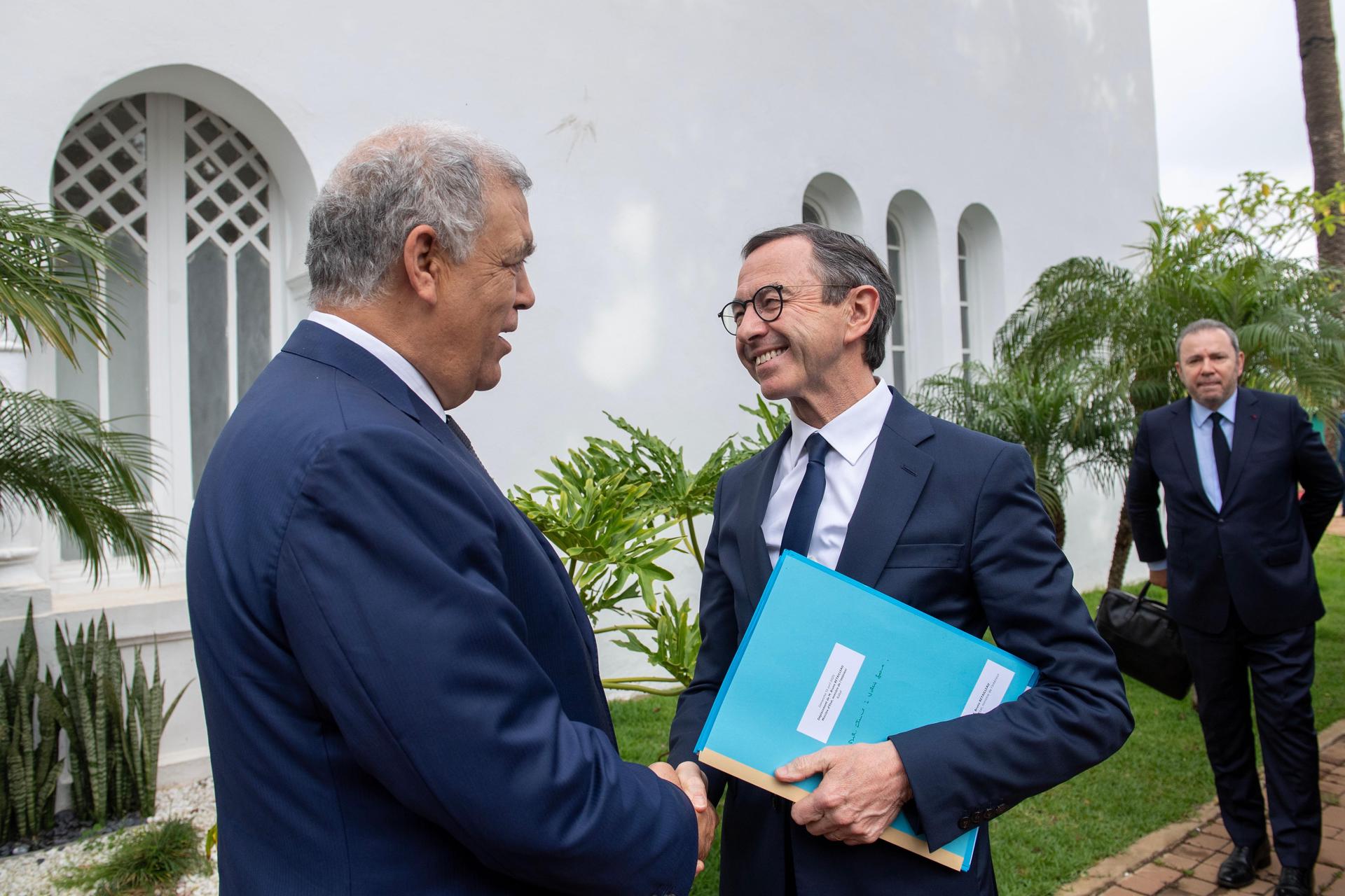 El ministro del Interior marroquí, Abdelouafi Laftit (I), saluda al ministro del Interior francés, Bruno Retailleau, a su llegada para una reunión en Rabat, Marruecos, el 14 de abril de 2025. Retailleau está en Marruecos para conversaciones centradas en la cooperación en materia de seguridad y en abordar la migración y el tráfico de drogas, según ha declarado el ministerio del interior francés. (Francia, Marruecos) EFE/EPA/JALAL MORCHIDI