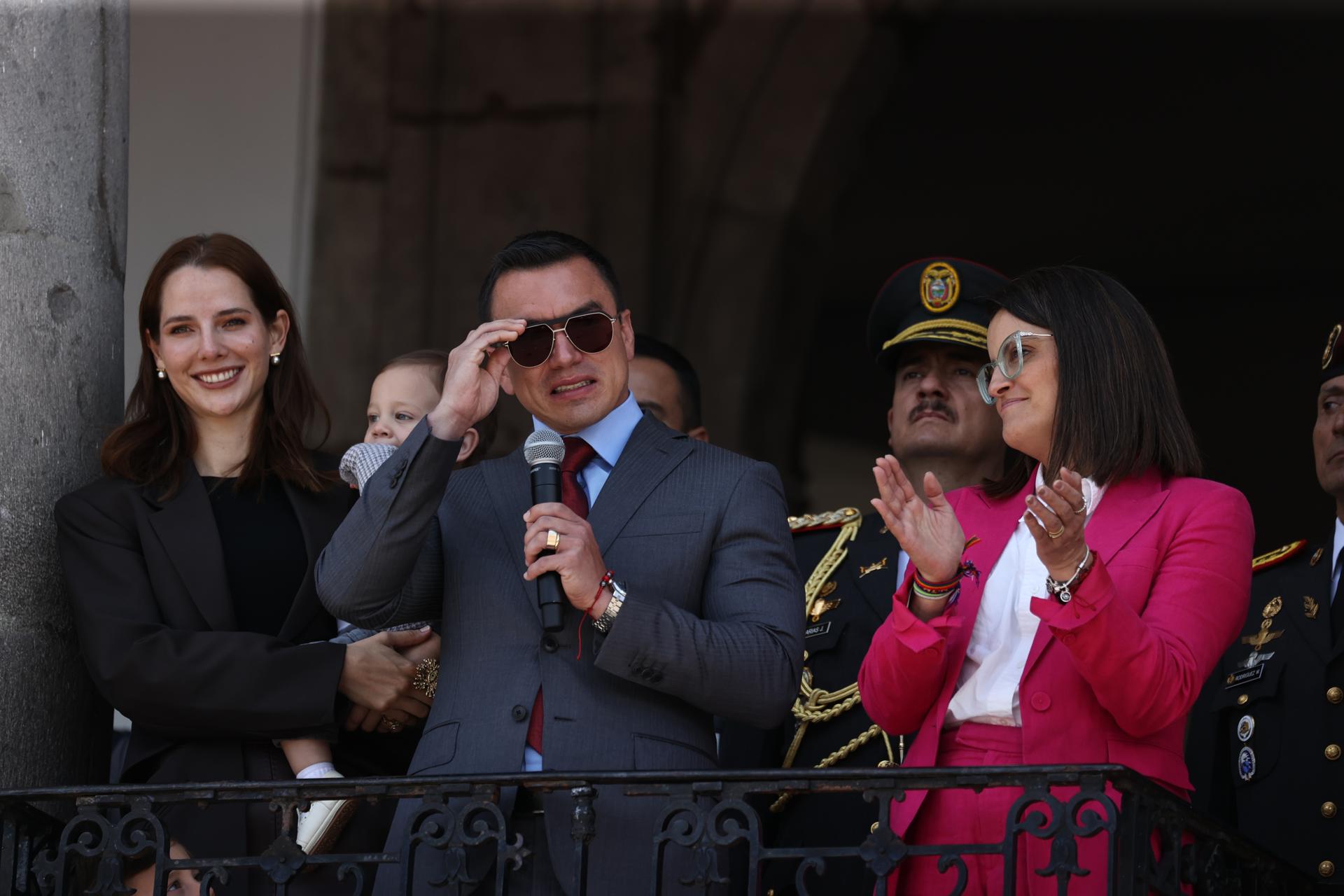 El presidente de Ecuador, Daniel Noboa, su esposa Lavinia Valbonesi (i), y la vicepresidenta electa de Ecuador, María José Pinto, saludan desde el Palacio de Gobierno este martes, durante el tradicional Relevo de Cambio de Guardia Presidencial, en Quito (Ecuador). EFE/ José Jácome