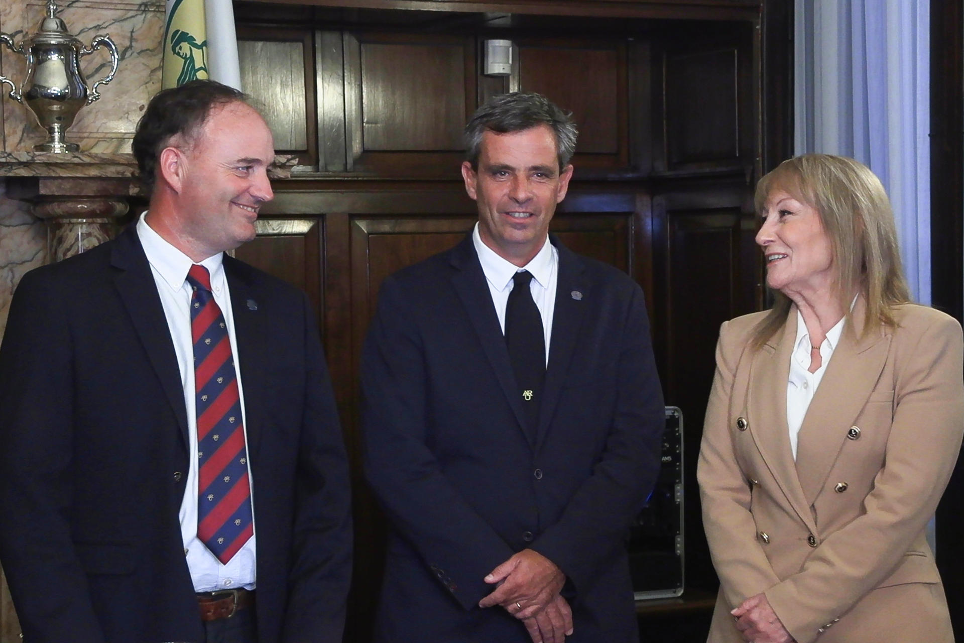 El nuevo presidente de la Asociación Rural del Uruguay (ARU), Rafael Ferber (i); el presidente saliente de la ARU, Patricio Cortabarría, y la presidenta interina de Uruguay, Carolina Cosse, participan en la ceremonia de asunción de autoridades de la ARU este lunes, en Montevideo (Uruguay). EFE/ Diana Illa