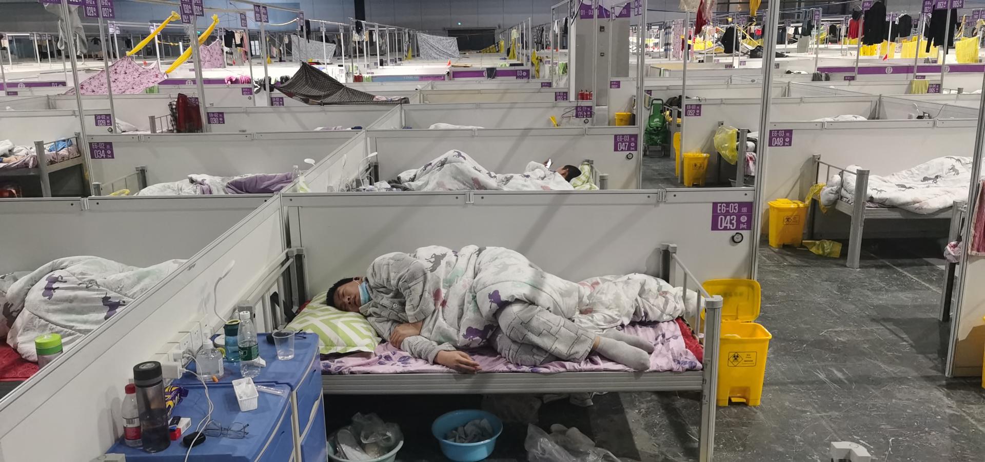Imagen de archivo de un hospital con enfermos de covid. EFE/EPA/SHAN SHI