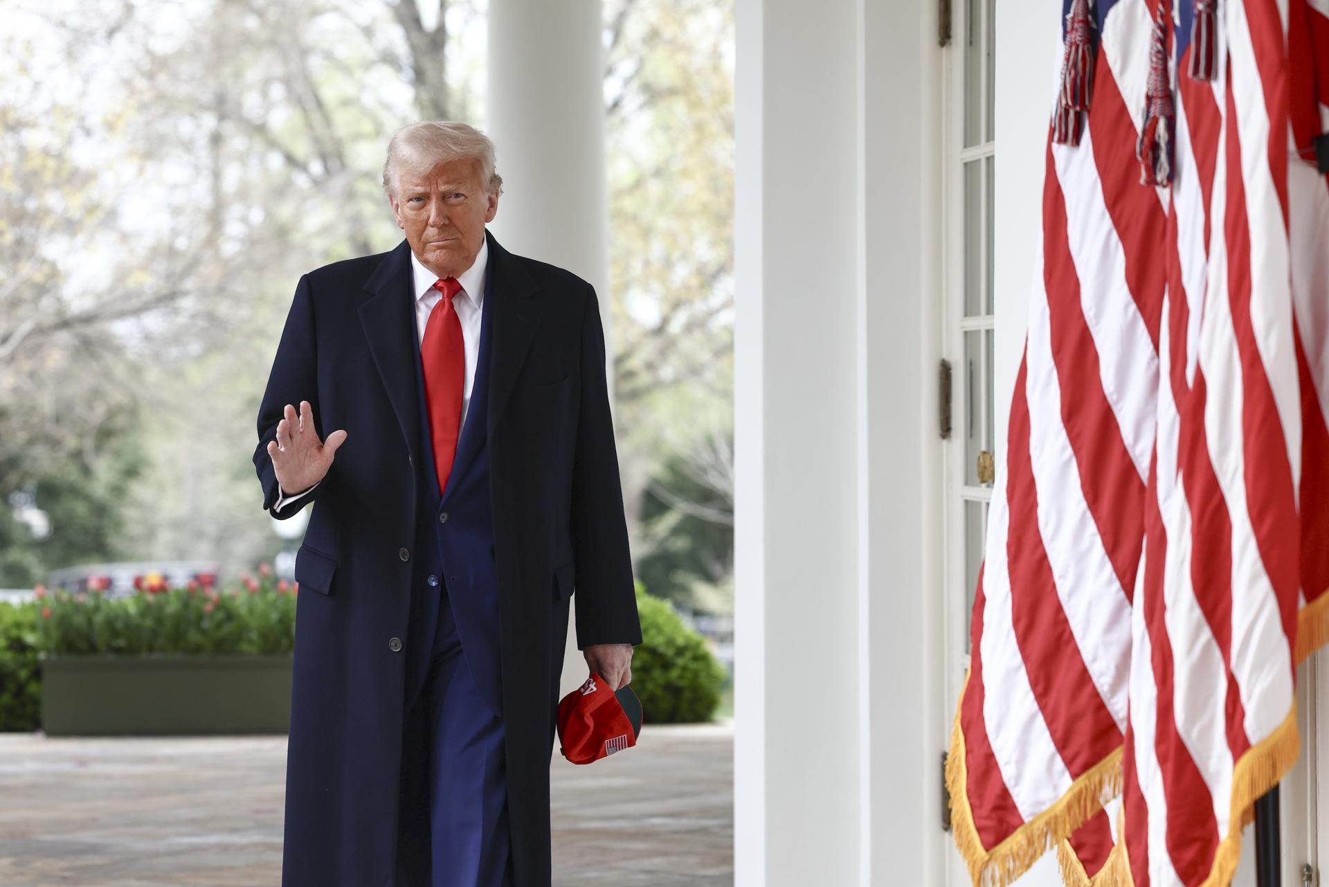 El presidente de EE.UU., Donald Trump, llega para anunciar aranceles recíprocos contra los socios comerciales de EE.UU. en el Jardín de las Rosas de la Casa Blanca en Washington, D.C. EFE/EPA/JIM LO SCALZO / POOL