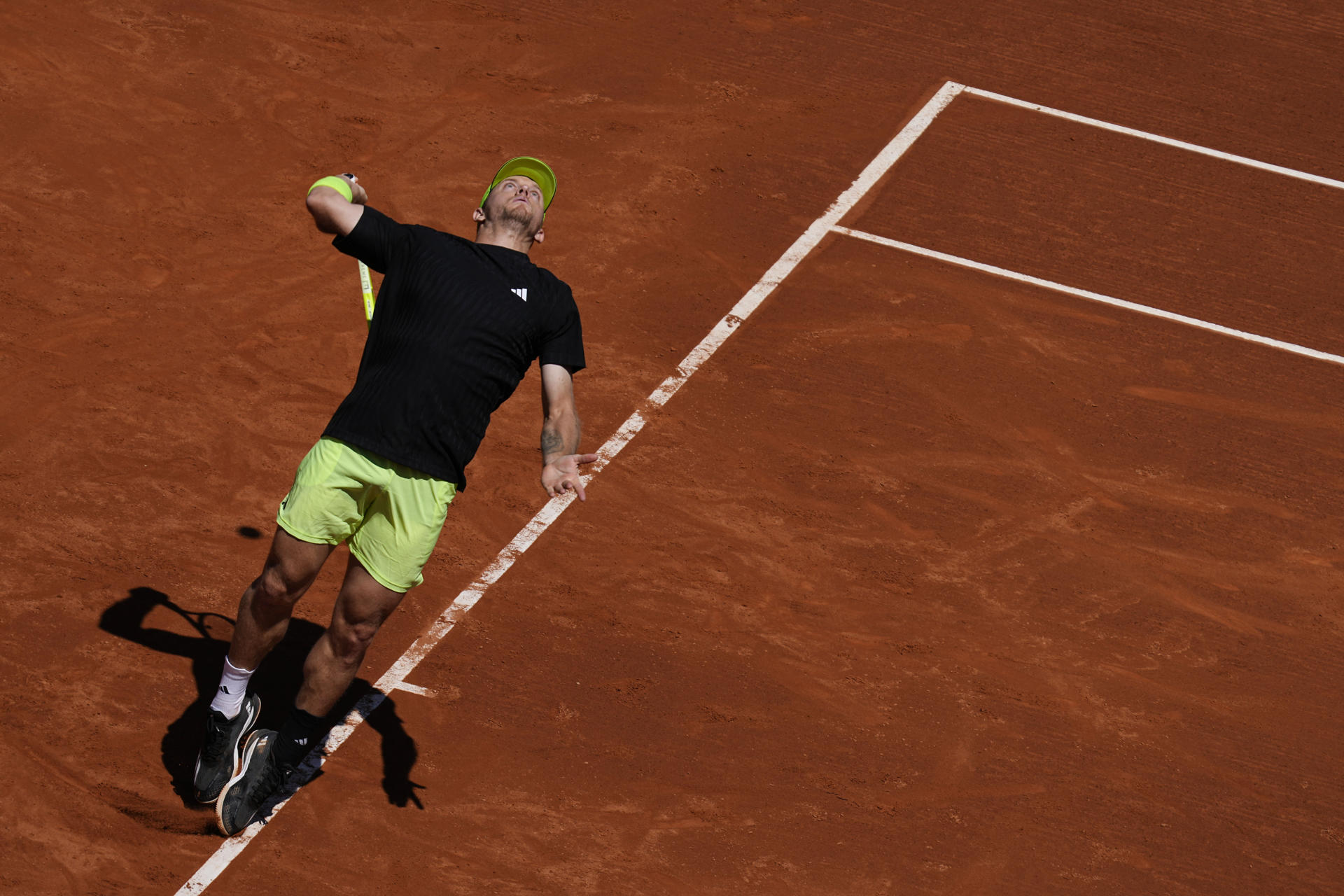 El tenista español Alejandro Davidovich durante su partido de octavos de final del Barcelona Open Banc Sabadell-Trofeo Conde de Godó contra el ruso Andrey Rublev. EFE/Enric Fontcuberta