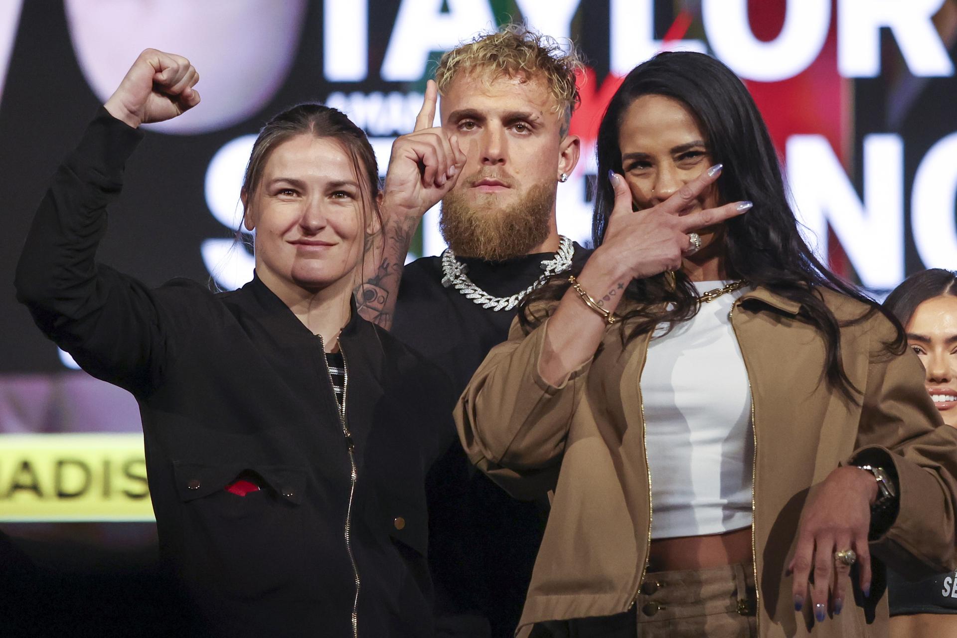 La irlandesa Katie Taylor (i) y la puertorriqueña Amanda Serrano (d) posan junto al influencer estadounidense Jake Paul (c). EFE/SARAH YENESEL