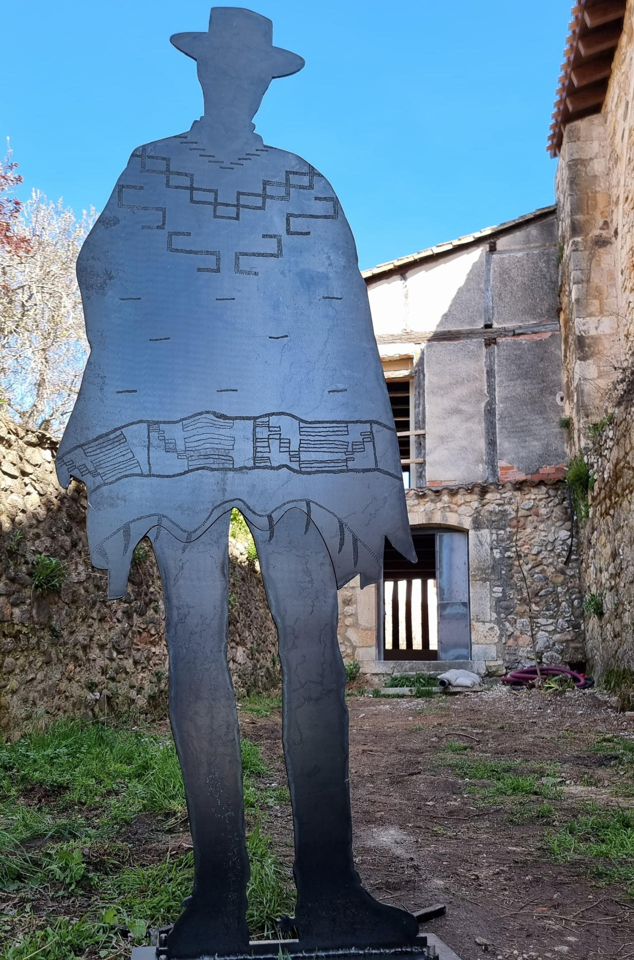 Una réplica de la silueta de Clint Eastwood en la mítica la película ‘El bueno, el feo y el malo’ (Sergio Leone, 1966), realizada en acero por alumnos de Formación Profesional de Salesianos Deusto, presidirá la entrada al futuro Museo Carlo Simi, que acogerá el legado del escenógrafo italiano cedido por su familia y abrirá sus puertas a finales de 2025 en Covarrubias (Burgos). EFE/  Asociación Cultural Carlo Simi /SOLO USO EDITORIAL/SOLO DISPONIBLE PARA ILUSTRAR LA NOTICIA QUE ACOMPAÑA (CRÉDITO OBLIGATORIO)