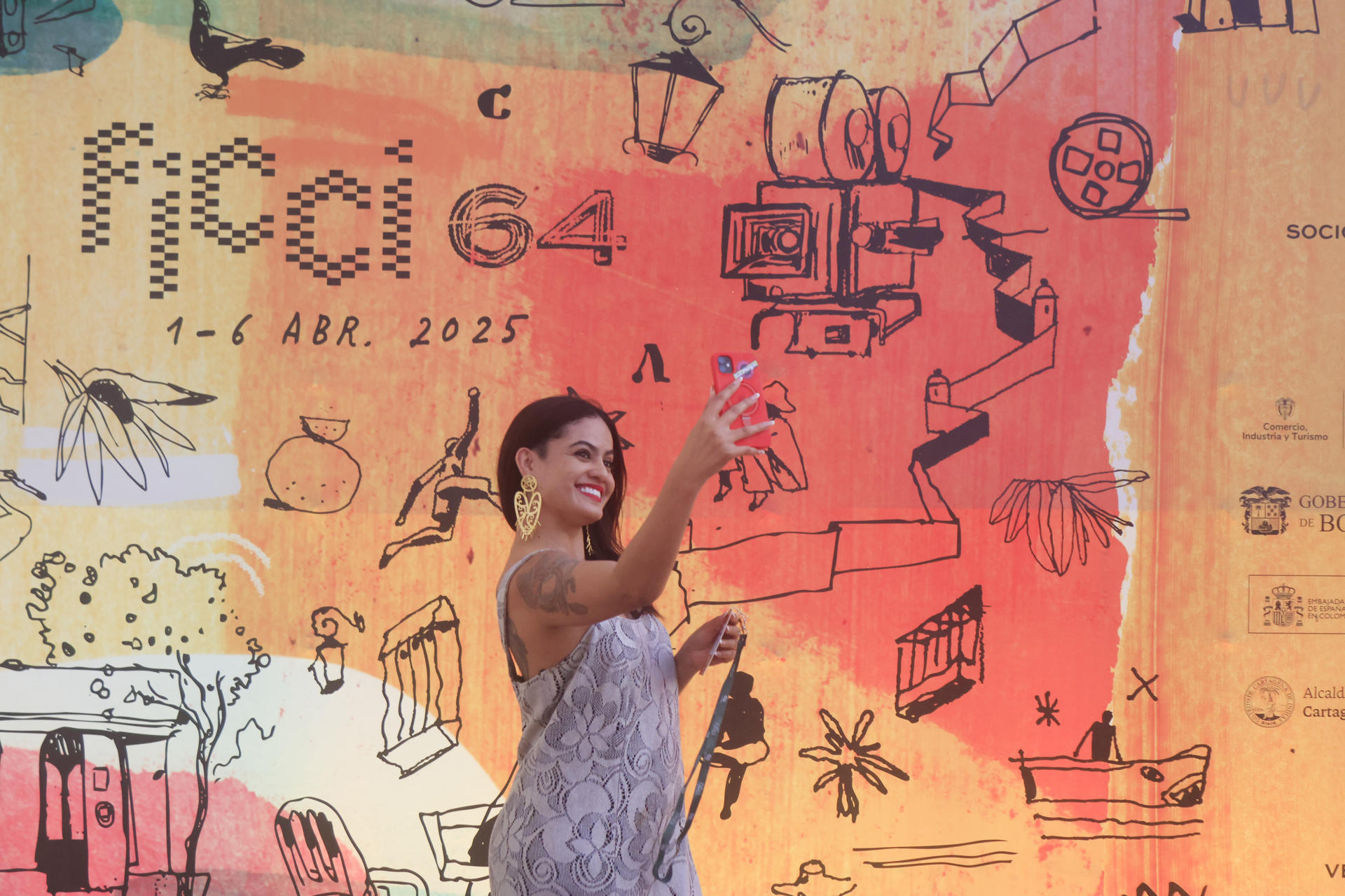 Una mujer asiste a la inauguración de la edición 64 del Festival Internacional de Cine de Cartagena de Indias (Ficci), este martes, en Cartagena (Colombia). EFE/ Ricardo Maldonado Rozo