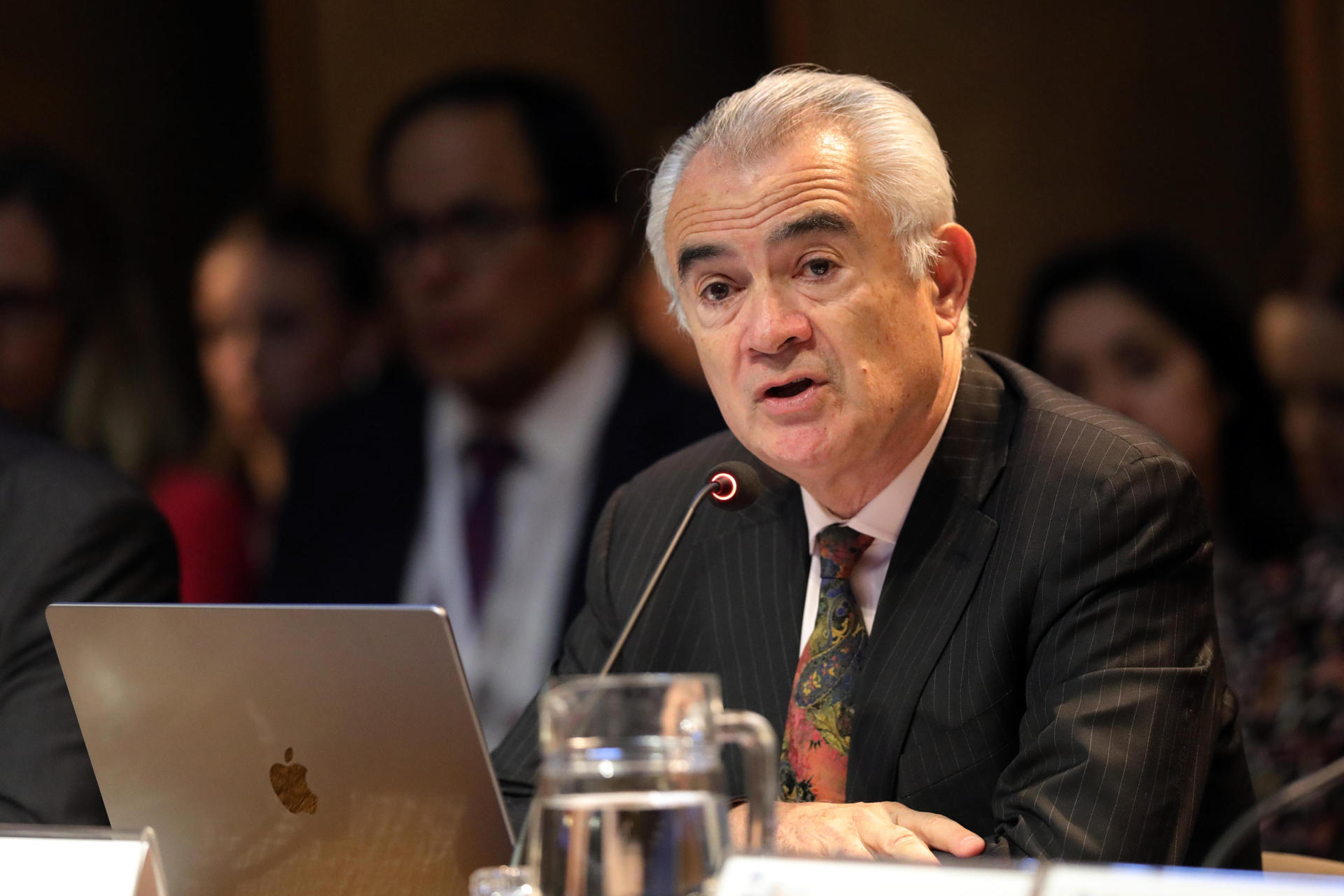 Fotografía cedida por la Comisión Económica para América Latina y el Caribe (Cepal) este martes, de su secretario ejecutivo, José Manuel Salazar-Xirinachs, hablando durante la inauguración de la octava reunión del Foro de los Países de América Latina y el Caribe sobre el Desarrollo Sostenible para examinar los progresos y desafíos en el logro de la Agenda 2030, en Santiago (Chile). EFE/ CEPAL