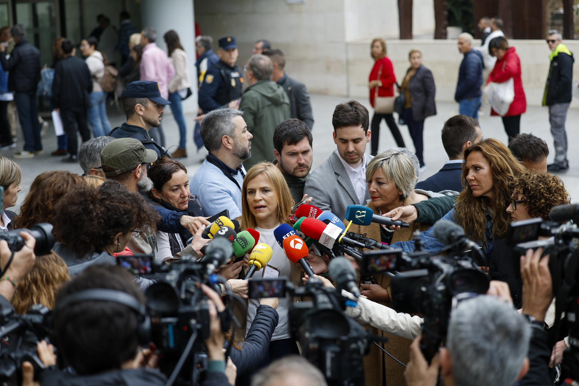 La delegada del Gobierno en la Comunitat Valenciana, Pilar Bernabé, realiza declaraciones a su llegada este lunes a los Juzgados de València para declarar como testigo en la causa judicial abierta en elJjuzgado de Instrucción número 3 de Catarroja sobre la gestión de la emergencia causada por esa catástrofe en la provincia de Valencia. EFE/Ana Escobar