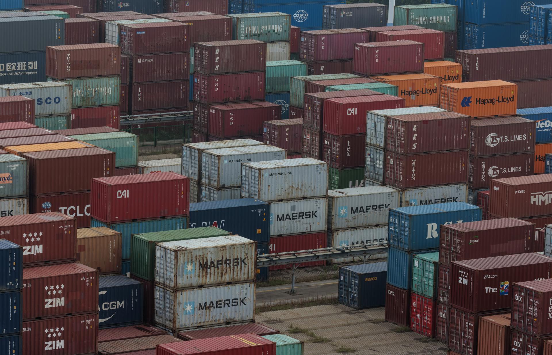 Imagen de archivo de contenedores dispuestos para intercambios comerciales. EFE/EPA/ALEX PLAVEVSKI