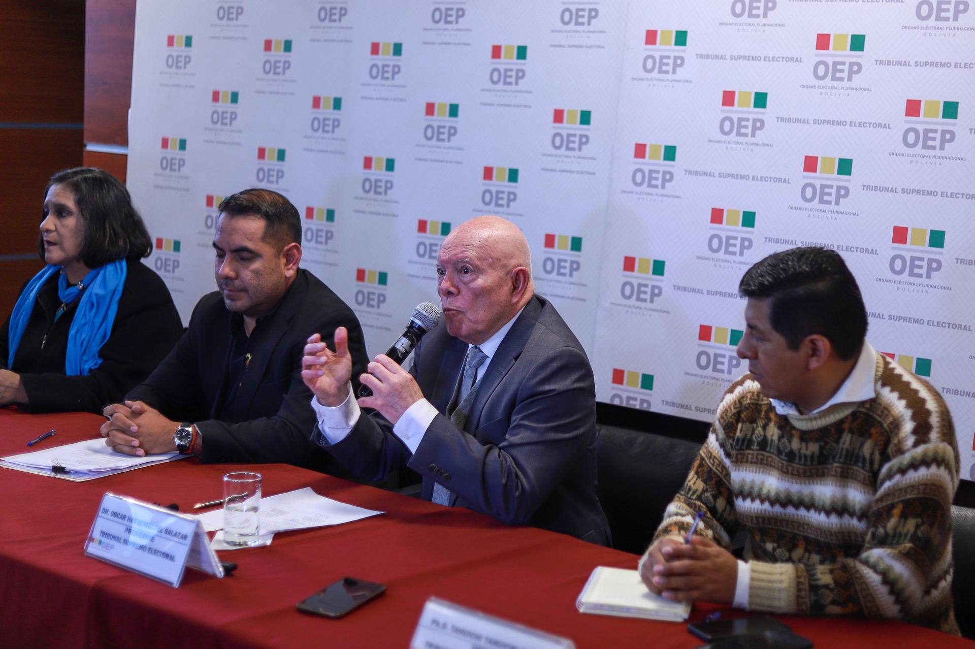 El presidente del Tribunal Supremo Electoral (TSE), Oscar Hassenteufel (c), participa en una conferencia de prensa este jueves, en La Paz (Bolivia). EFE/ Gabriel Marquez