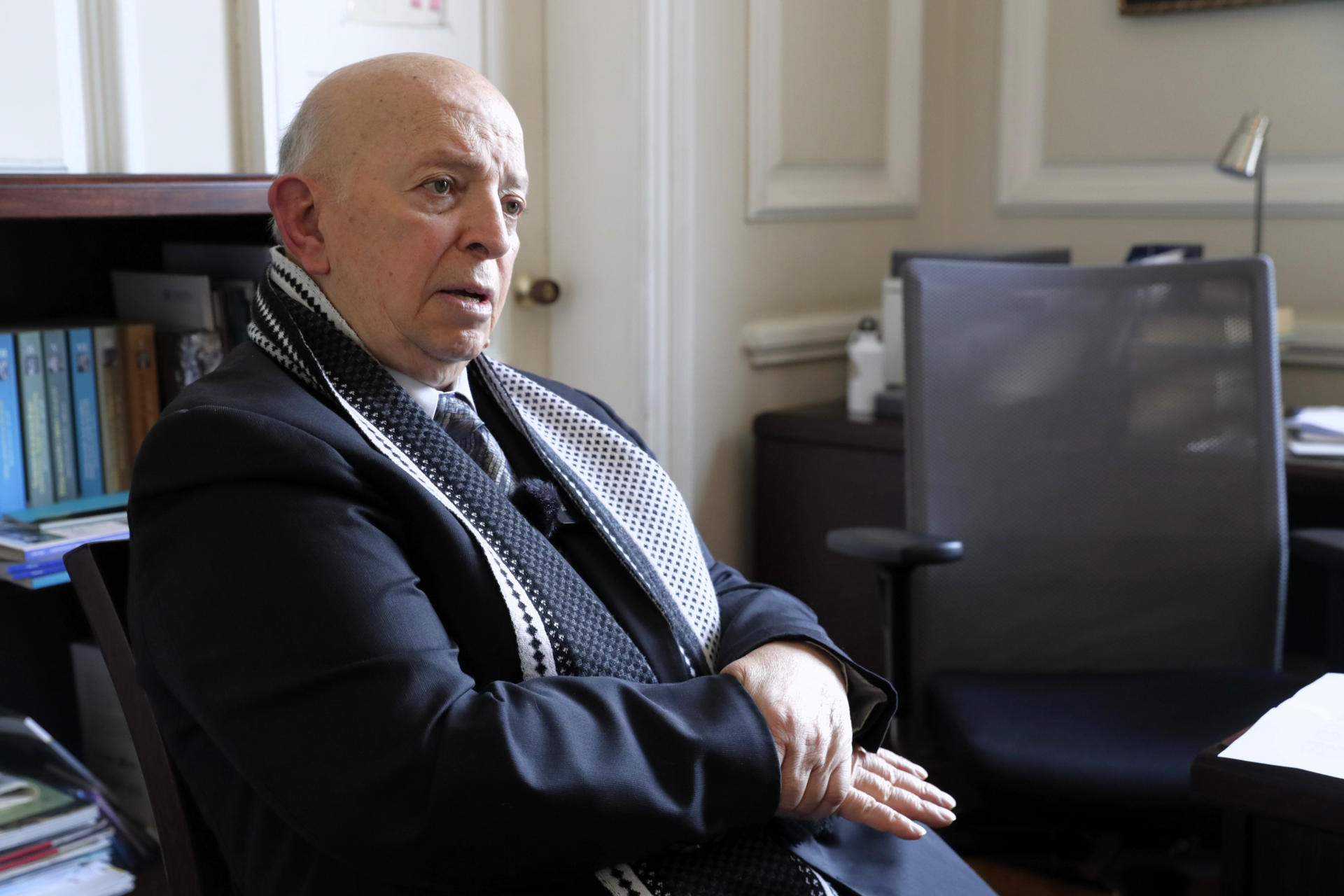 El consejero comisionado para la Paz de Colombia, Otty Patiño, habla durante una entrevista con EFE este lunes, en Bogotá (Colombia). EFE/ Carlos Ortega